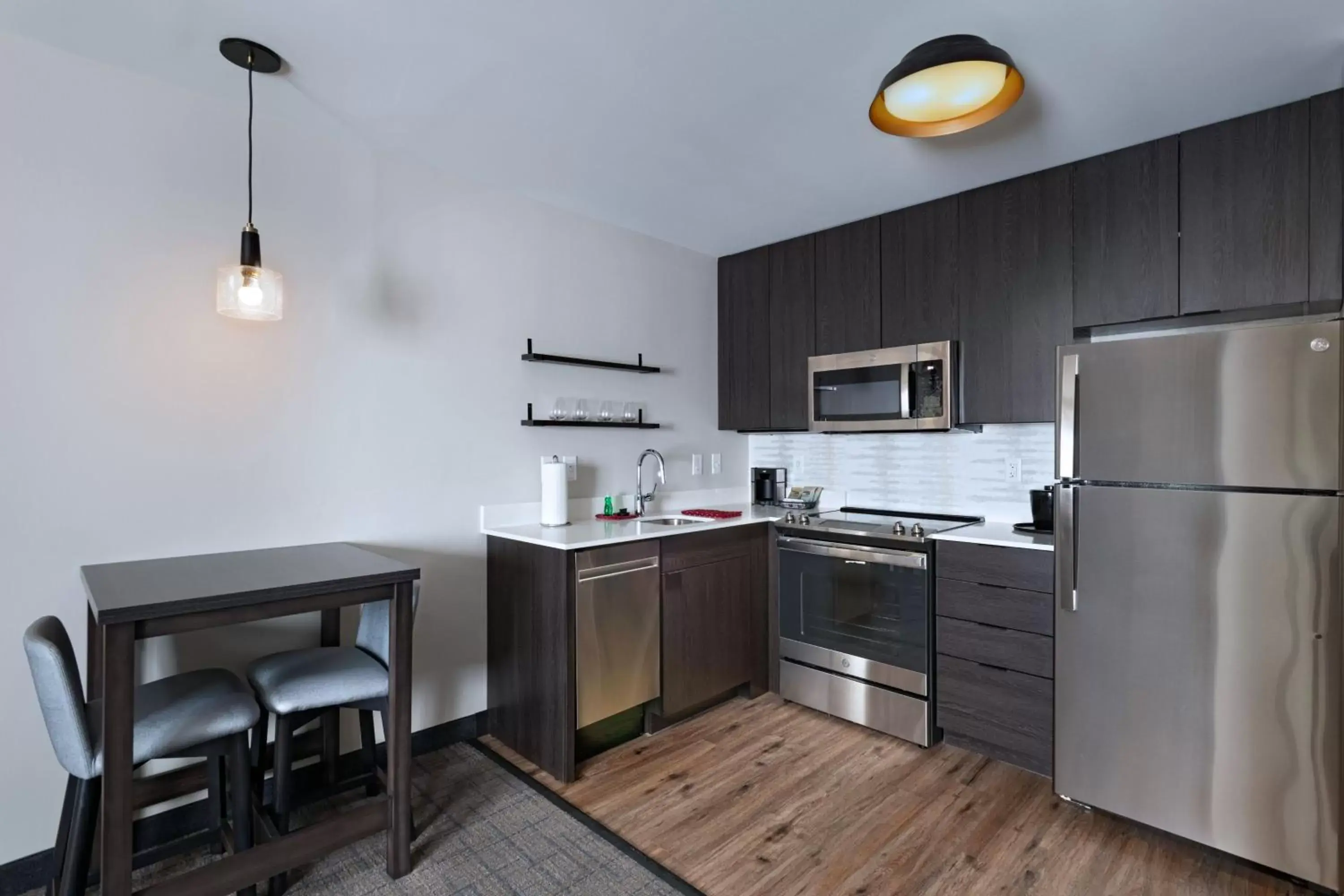 Bedroom, Kitchen/Kitchenette in Residence Inn New Brunswick Tower Center Blvd.