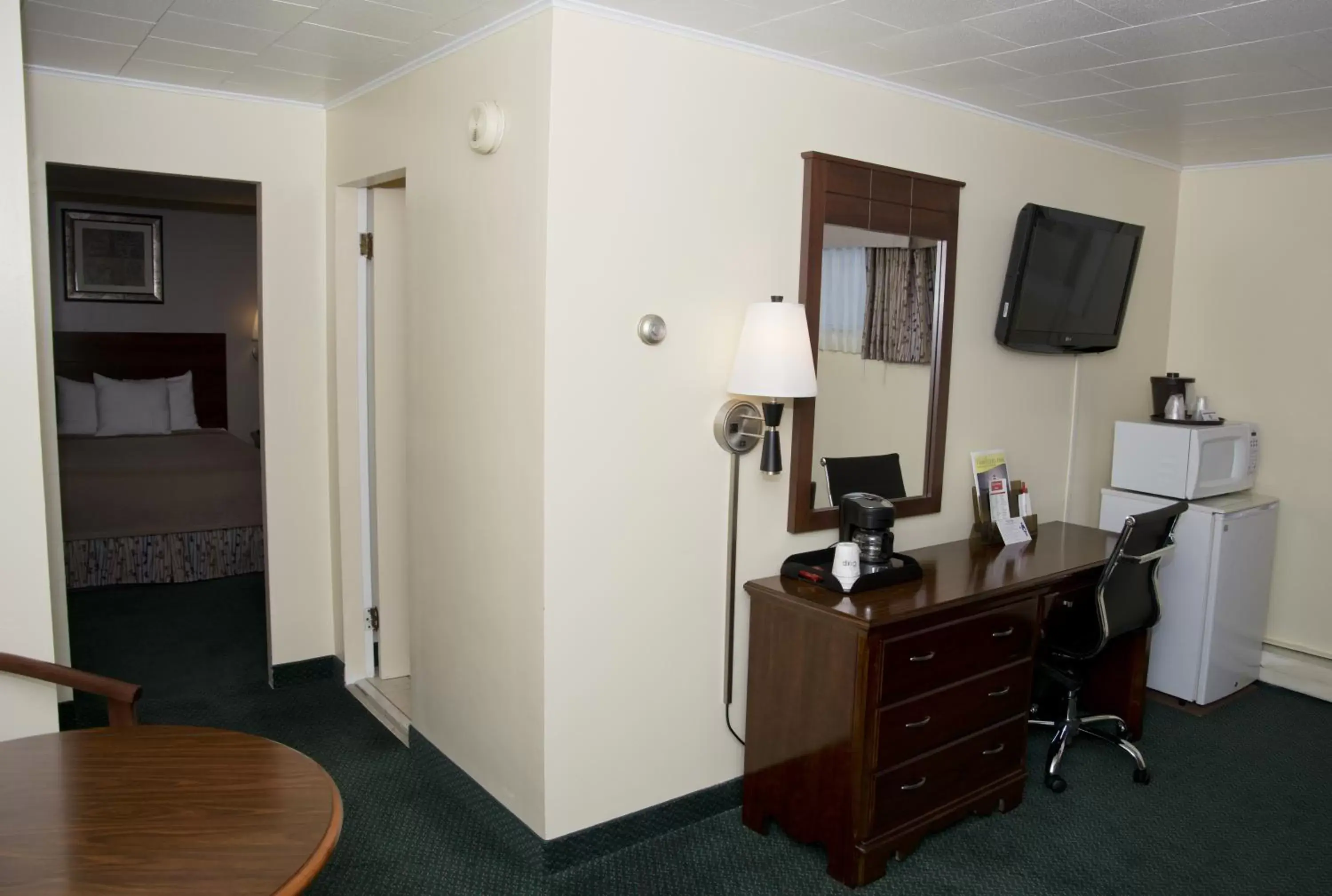 Bedroom, TV/Entertainment Center in Travelers Inn