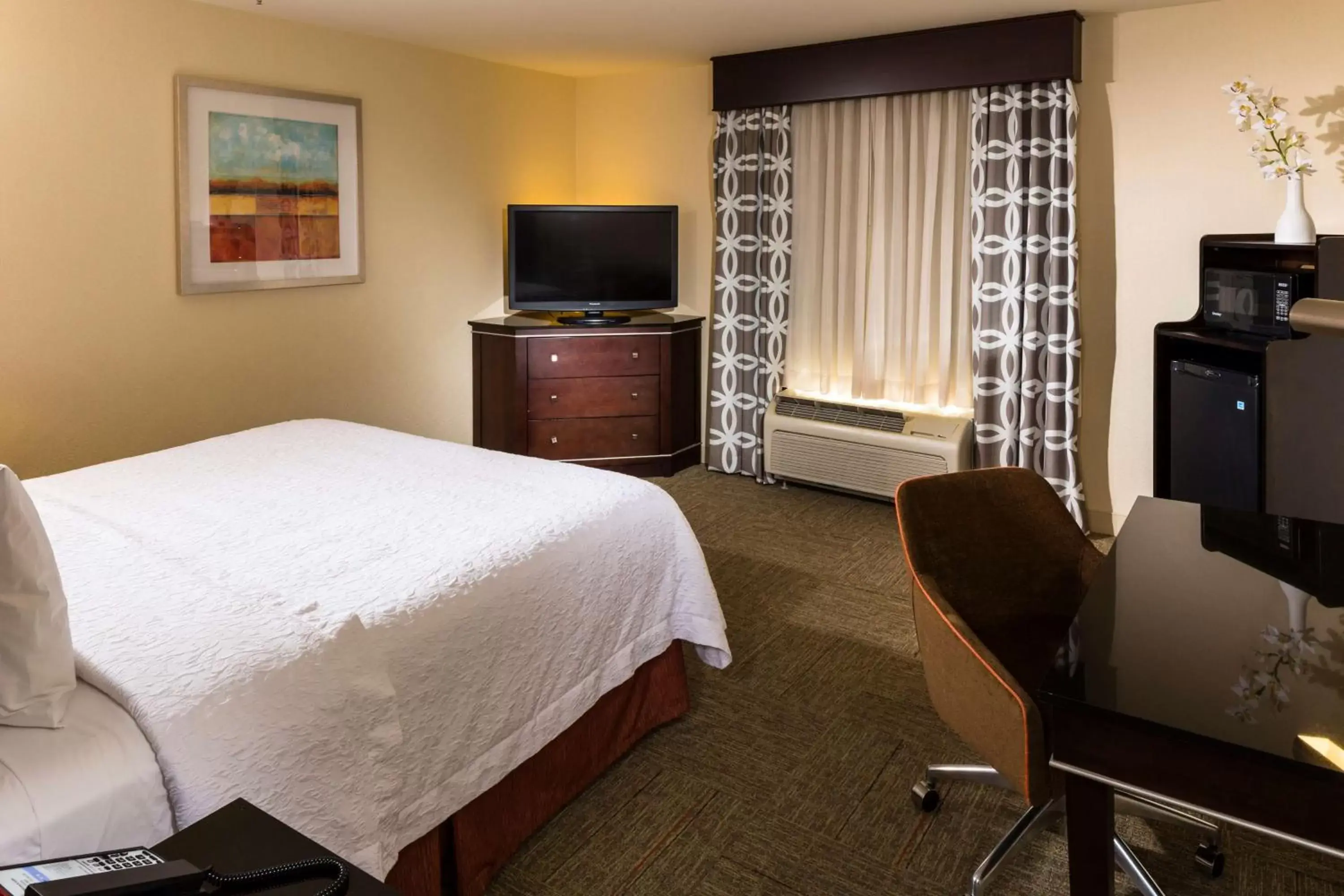 Bed, TV/Entertainment Center in Hampton Inn By Hilton - Suites Las Vegas South
