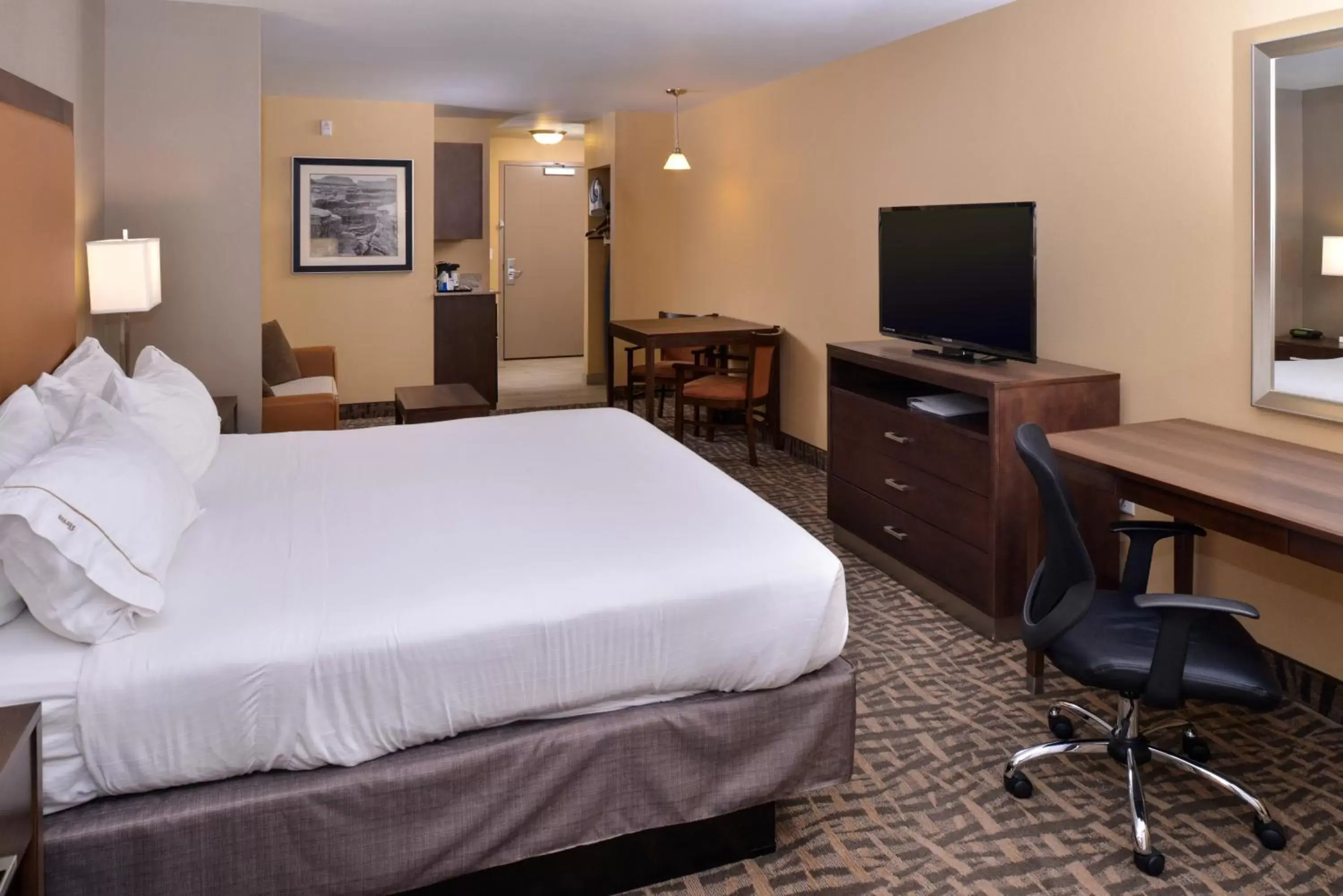 Bedroom, TV/Entertainment Center in Holiday Inn Express Hotels Page, an IHG Hotel