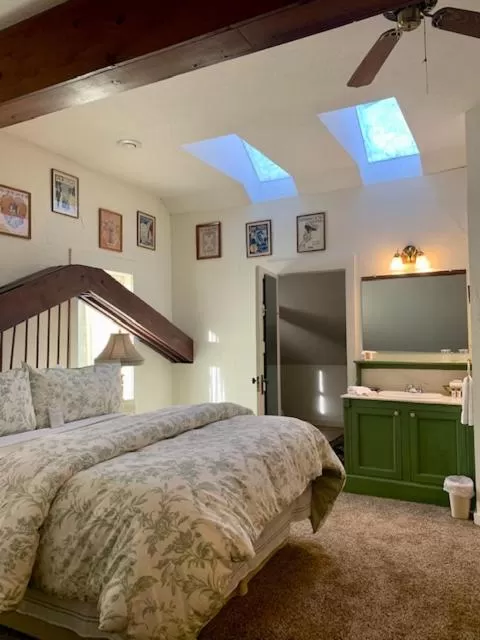 Bedroom, Bed in Walnut Street Inn