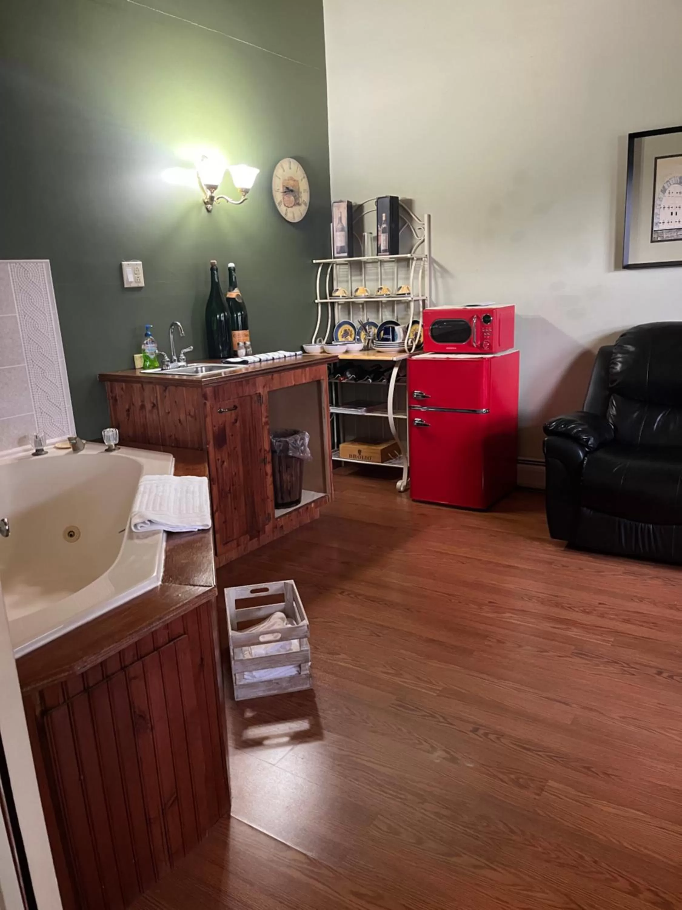 Hot Tub in Vinehurst Inn & Suites