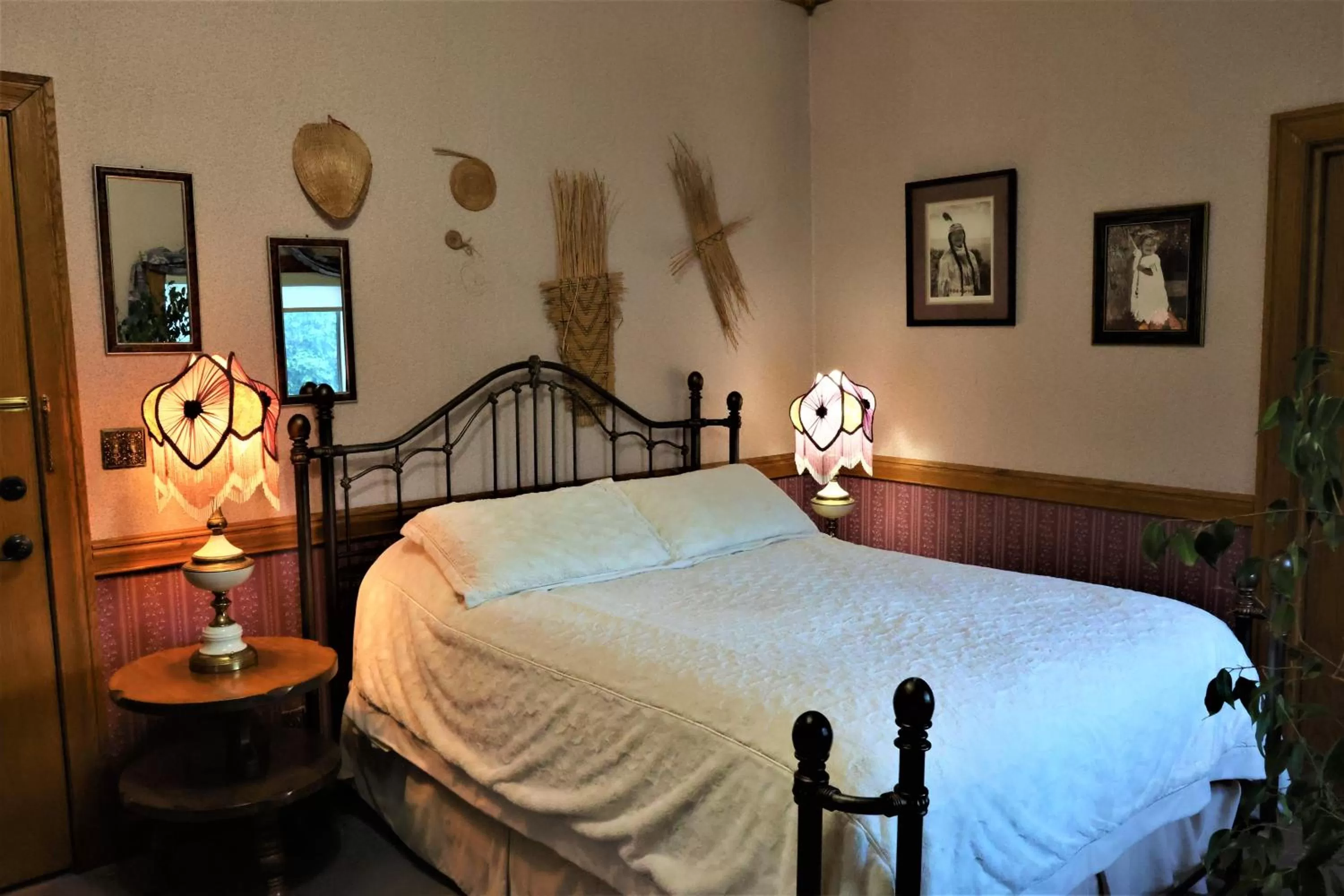 Bedroom, Bed in Mariposa Hotel Inn