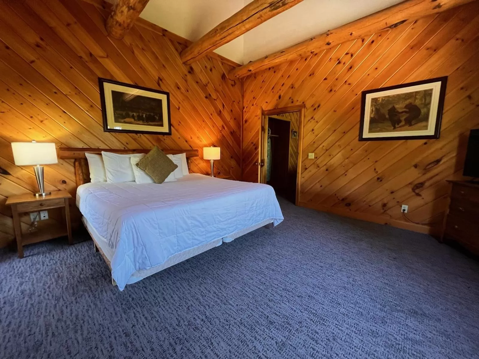 Bed in New England Inn & Lodge