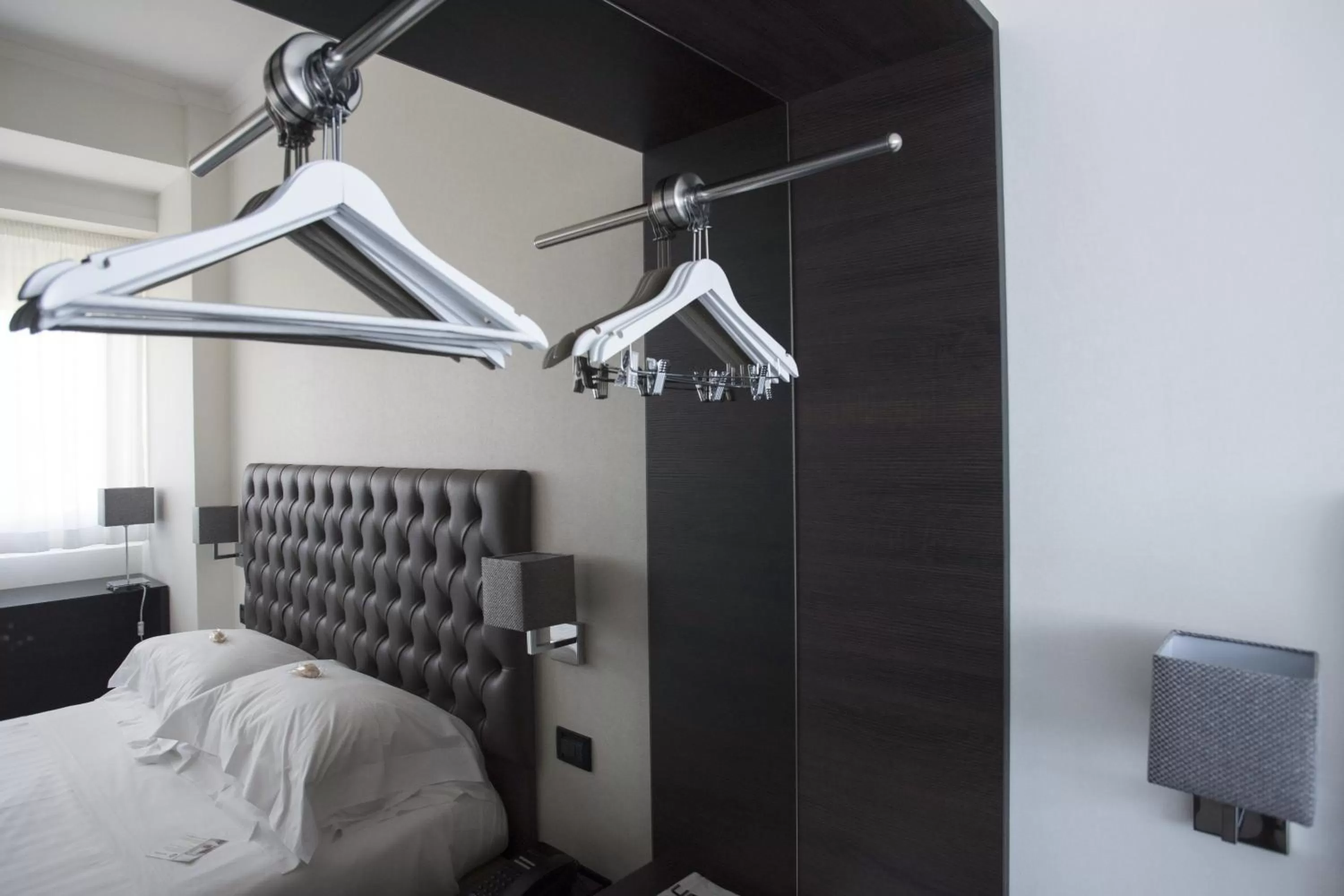 wardrobe, Bed in Hotel Plaza