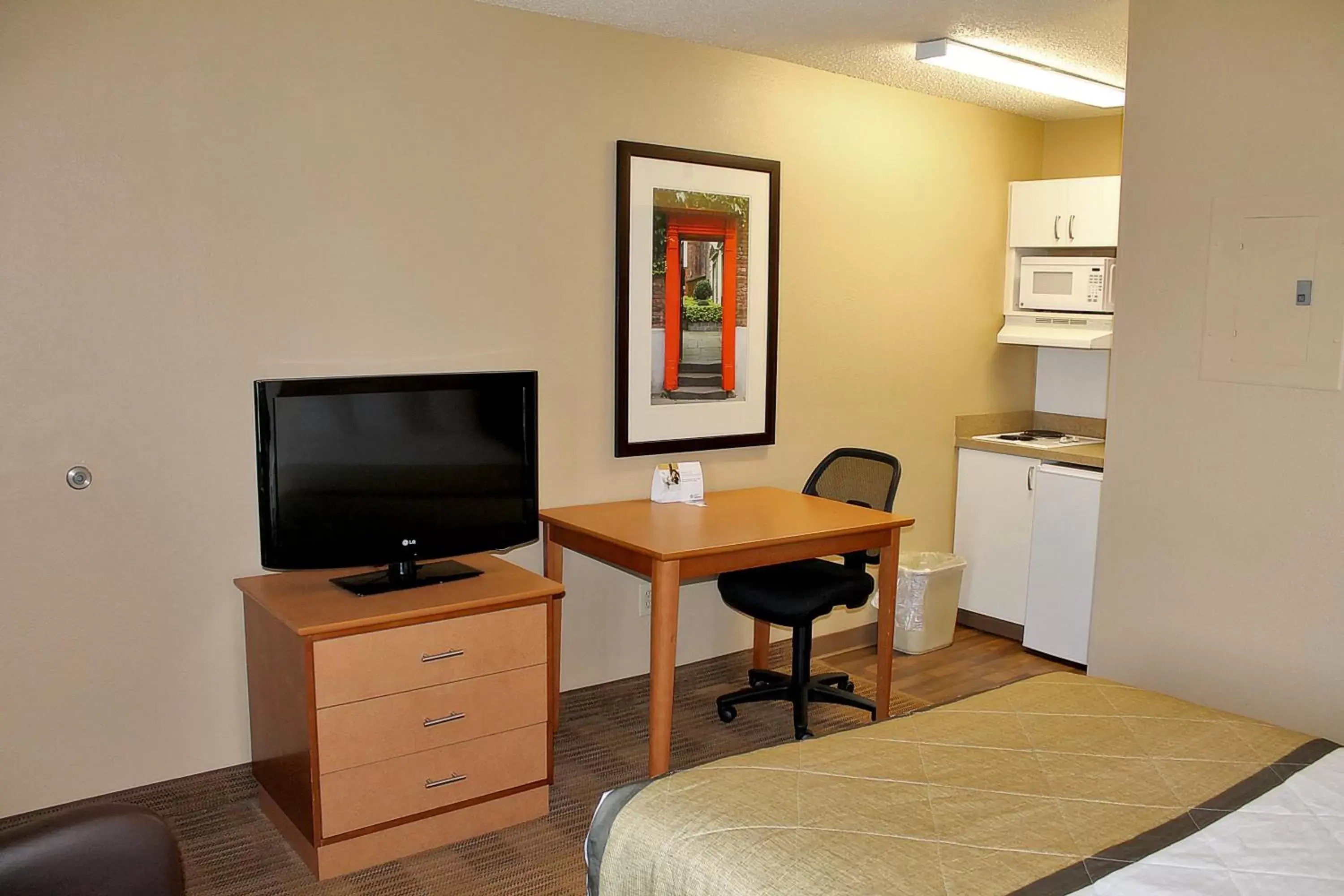 Bed, TV/Entertainment Center in Extended Stay America Suites - Albuquerque - Airport