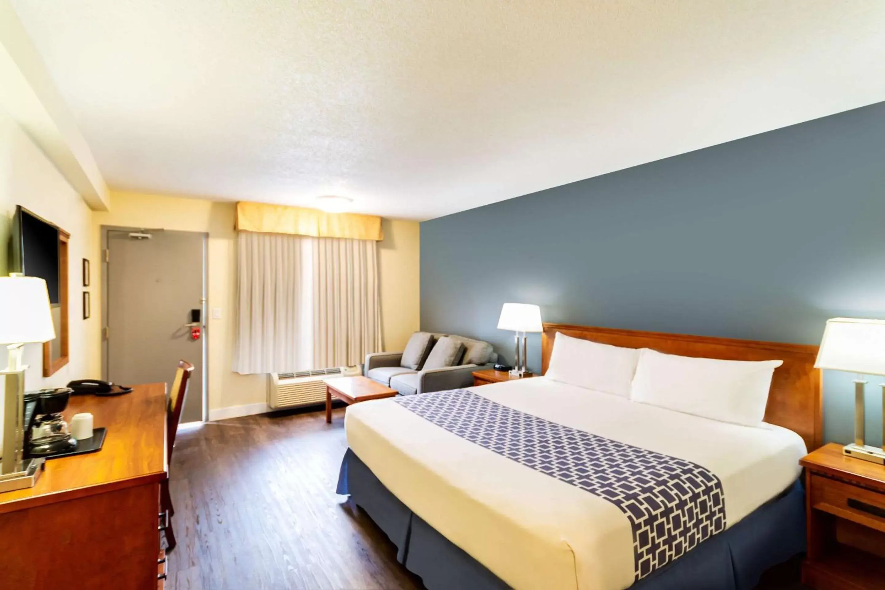 Photo of the whole room, Bed in Econo Lodge Inn & Suites University