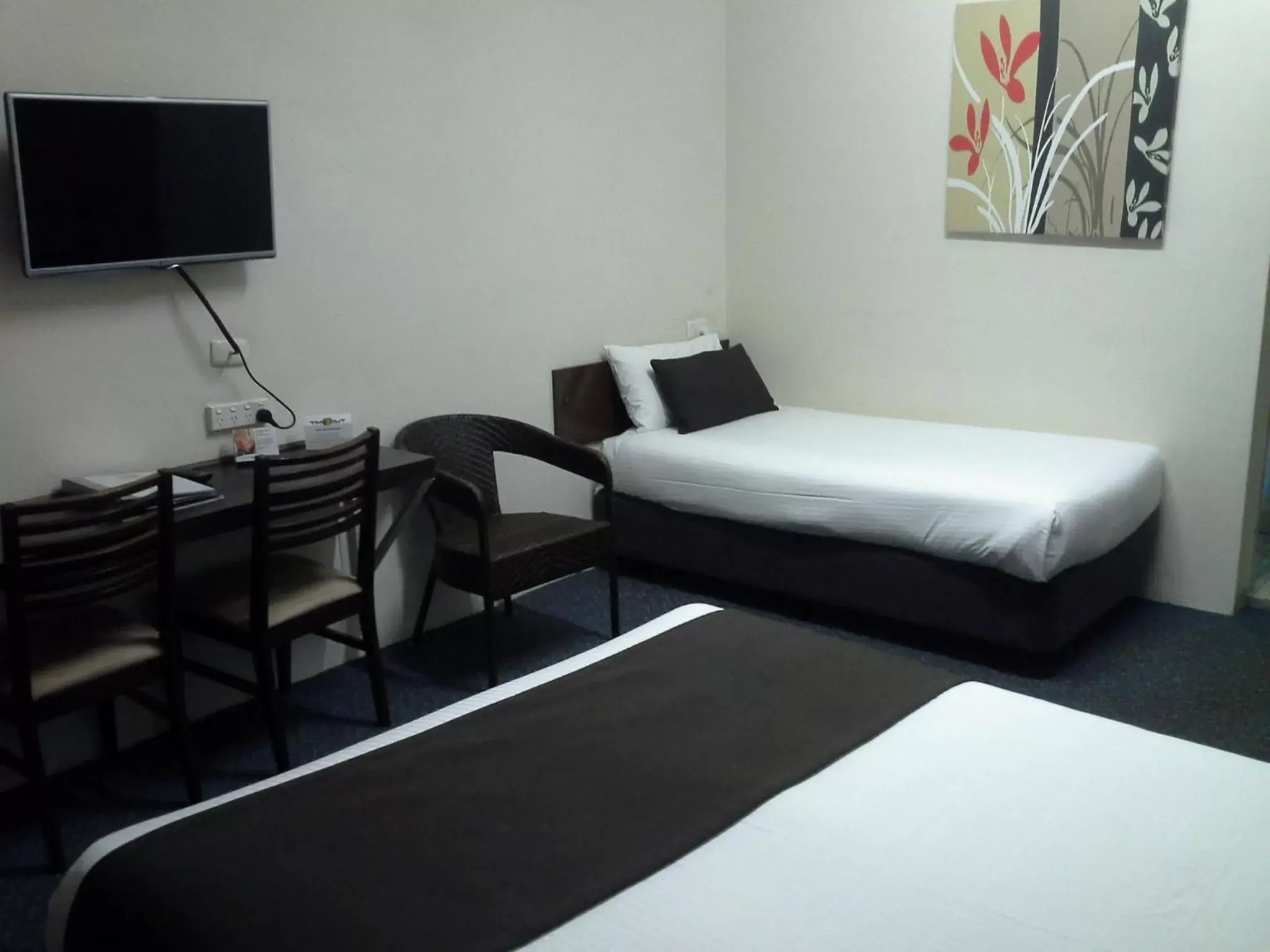 Photo of the whole room, Bed in Hideaway Motor Inn