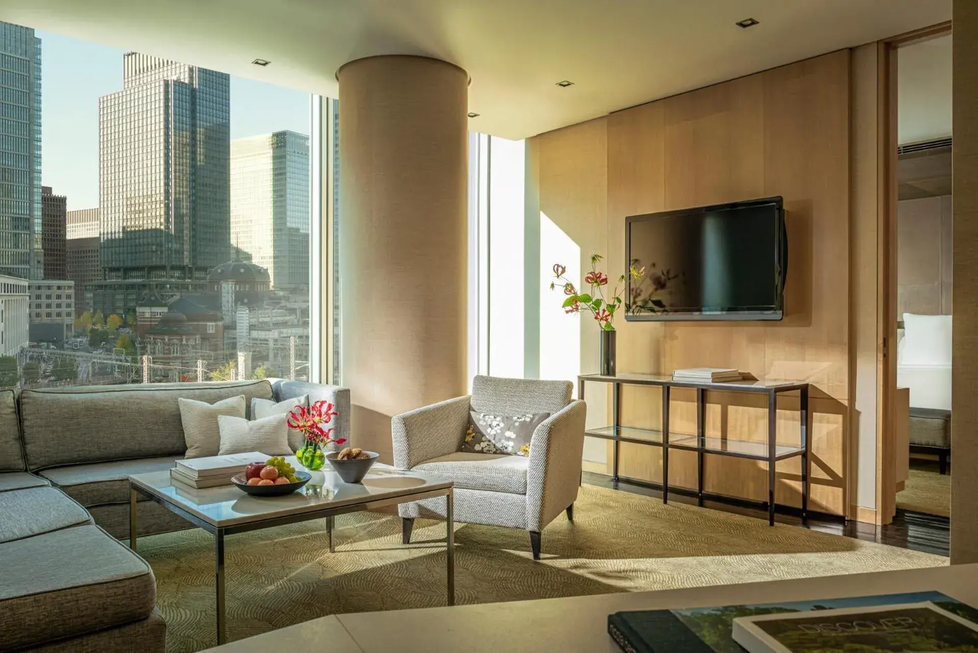 Living room, Seating Area in Four Seasons Hotel Tokyo at Marunouchi