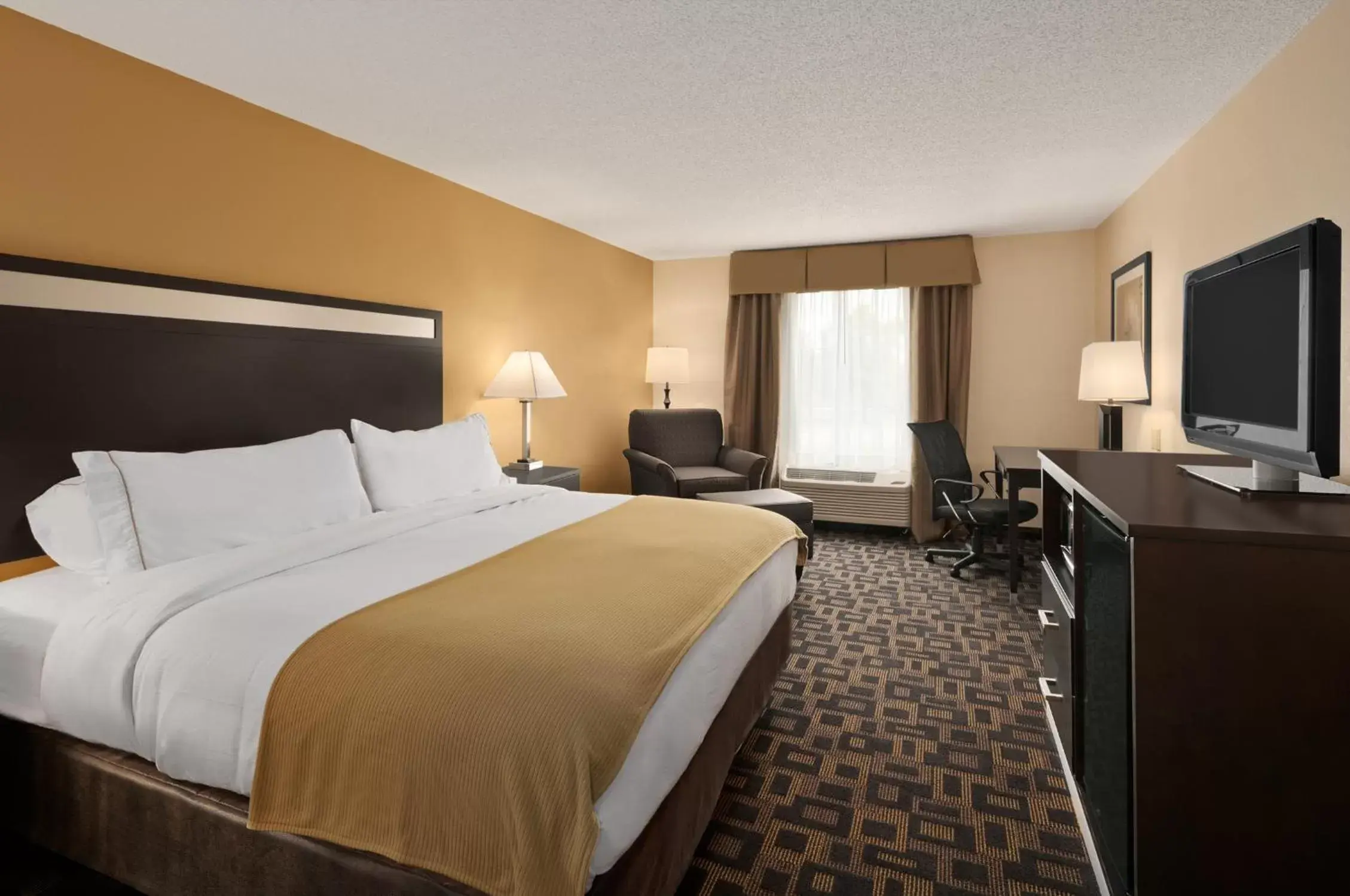 Photo of the whole room, Bed in Holiday Inn Express Hotel and Suites Marysville, an IHG Hotel