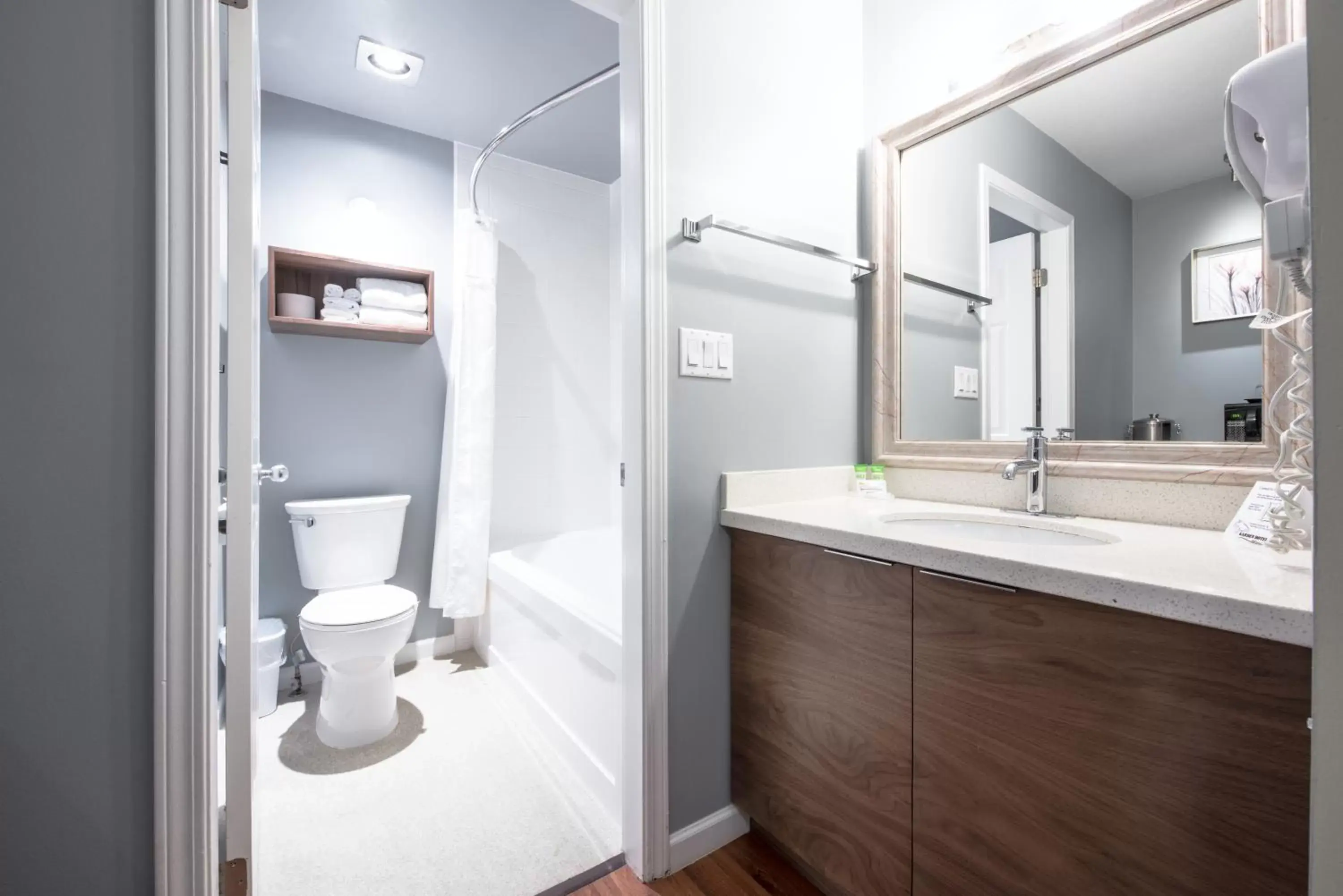 Toilet, Bathroom in Gibsons Garden Hotel