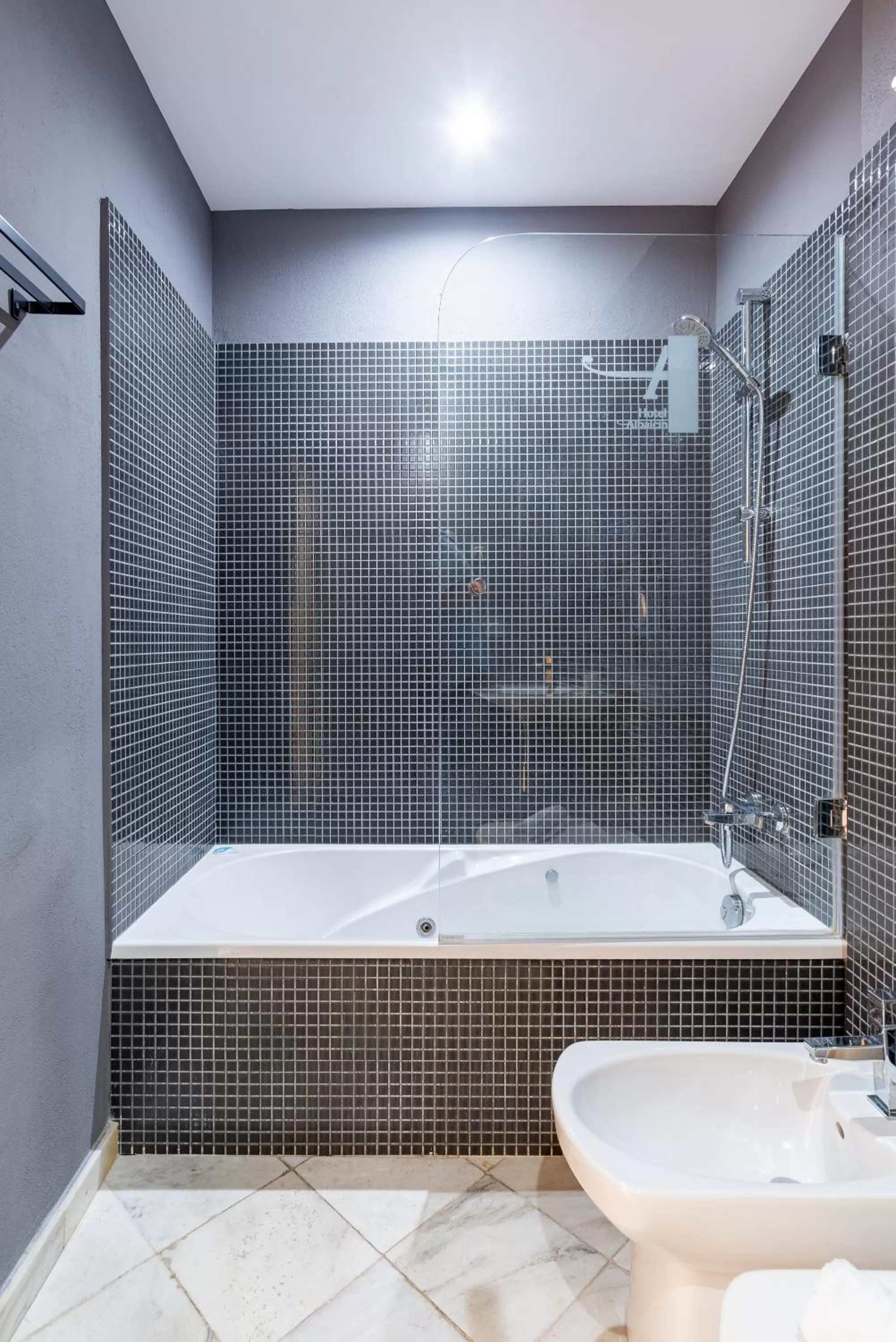 Shower in Hotel Albaicín