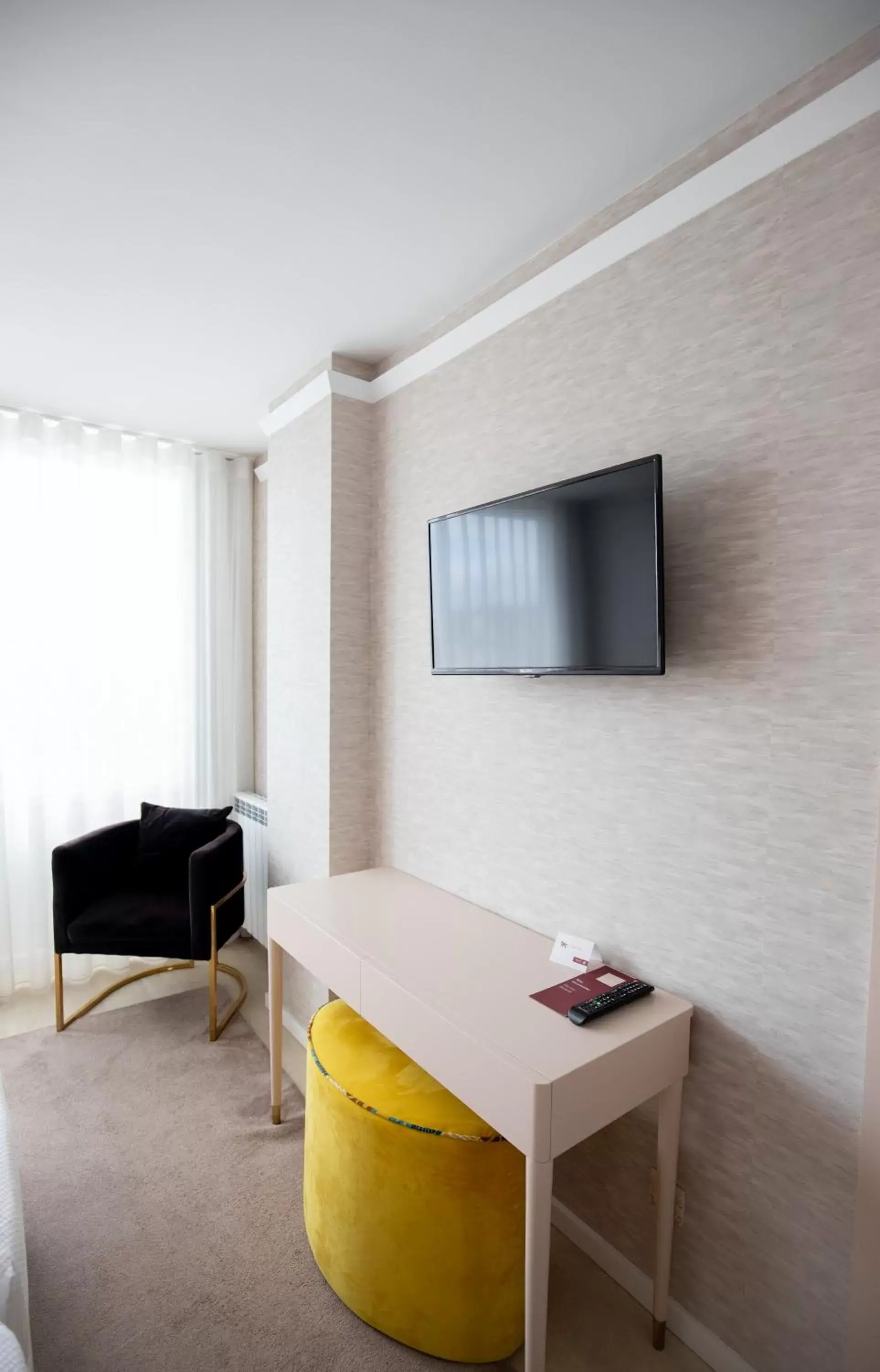 TV and multimedia, TV/Entertainment Center in Hotel Lido