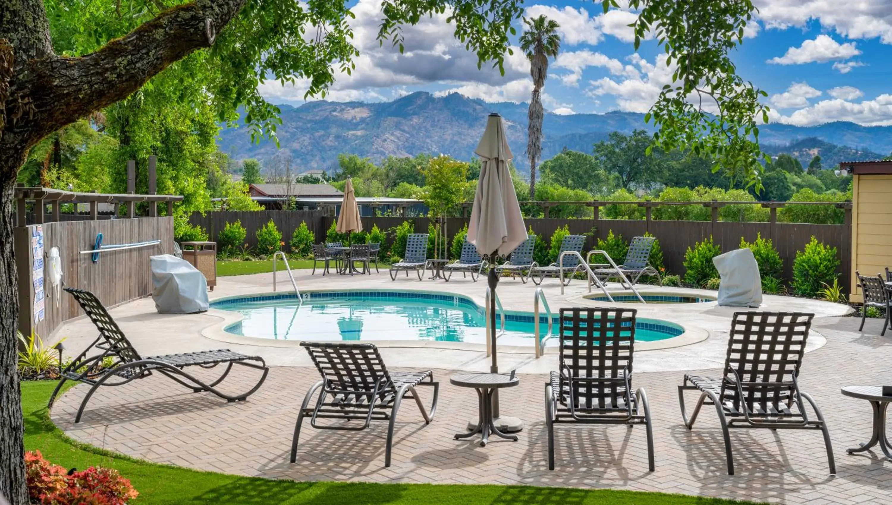 Pool view, Swimming Pool in The Inn on Pine