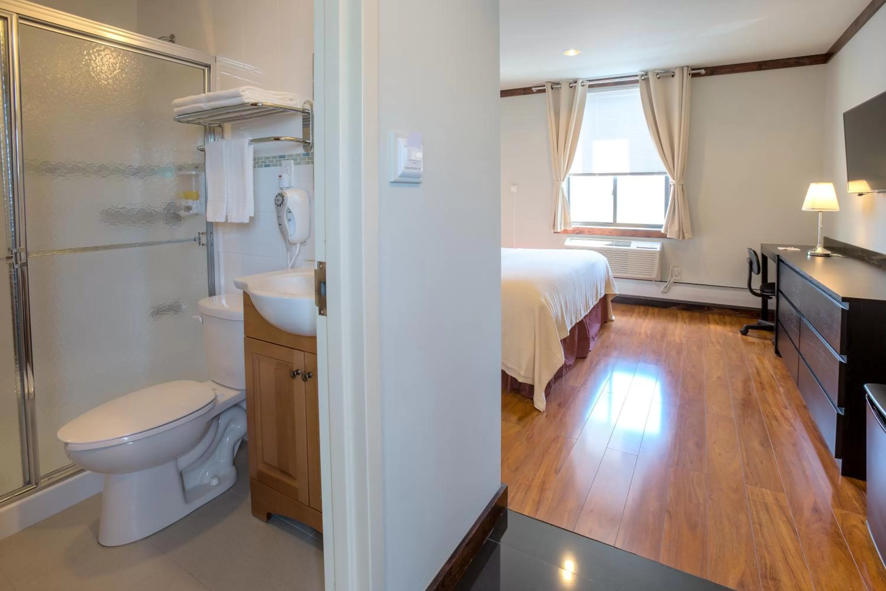 Toilet, Bed in LIC Hotel