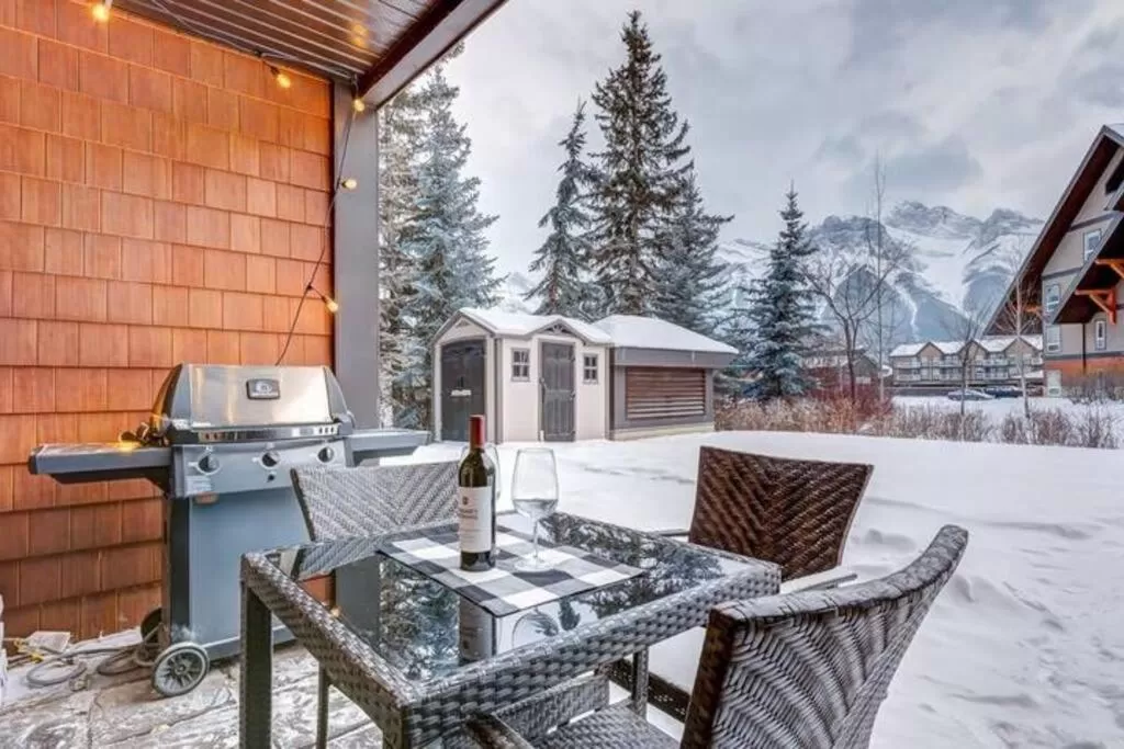 Patio in Mountain Retreat, Pool & Hot Tub, BBQ, Patio, King Bed, Sleeps 6!