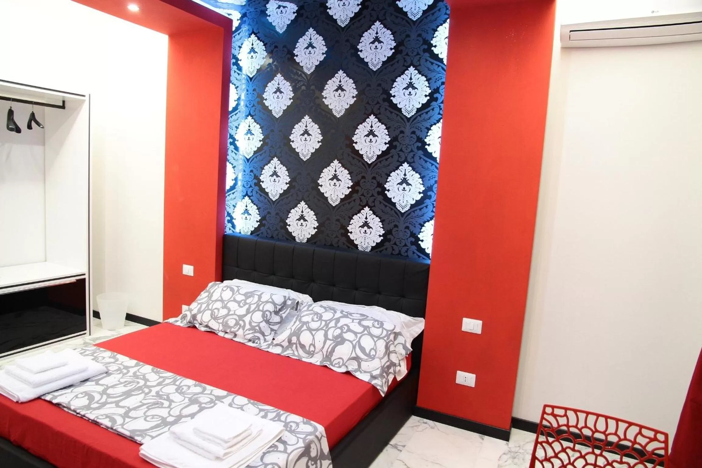 Bedroom, Bed in Black & White G&G