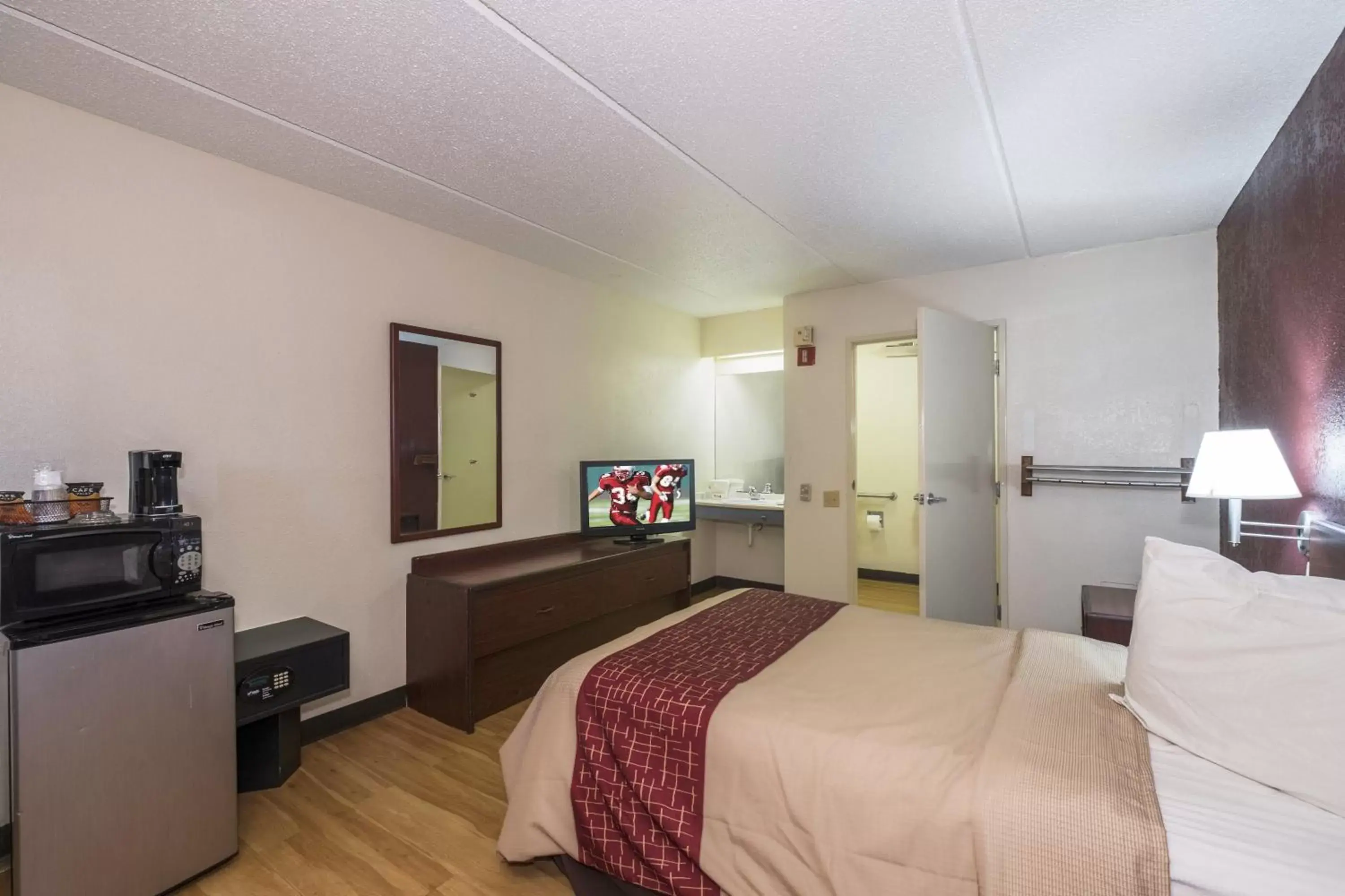 Photo of the whole room, TV/Entertainment Center in Red Roof Inn Atlanta-Norcross