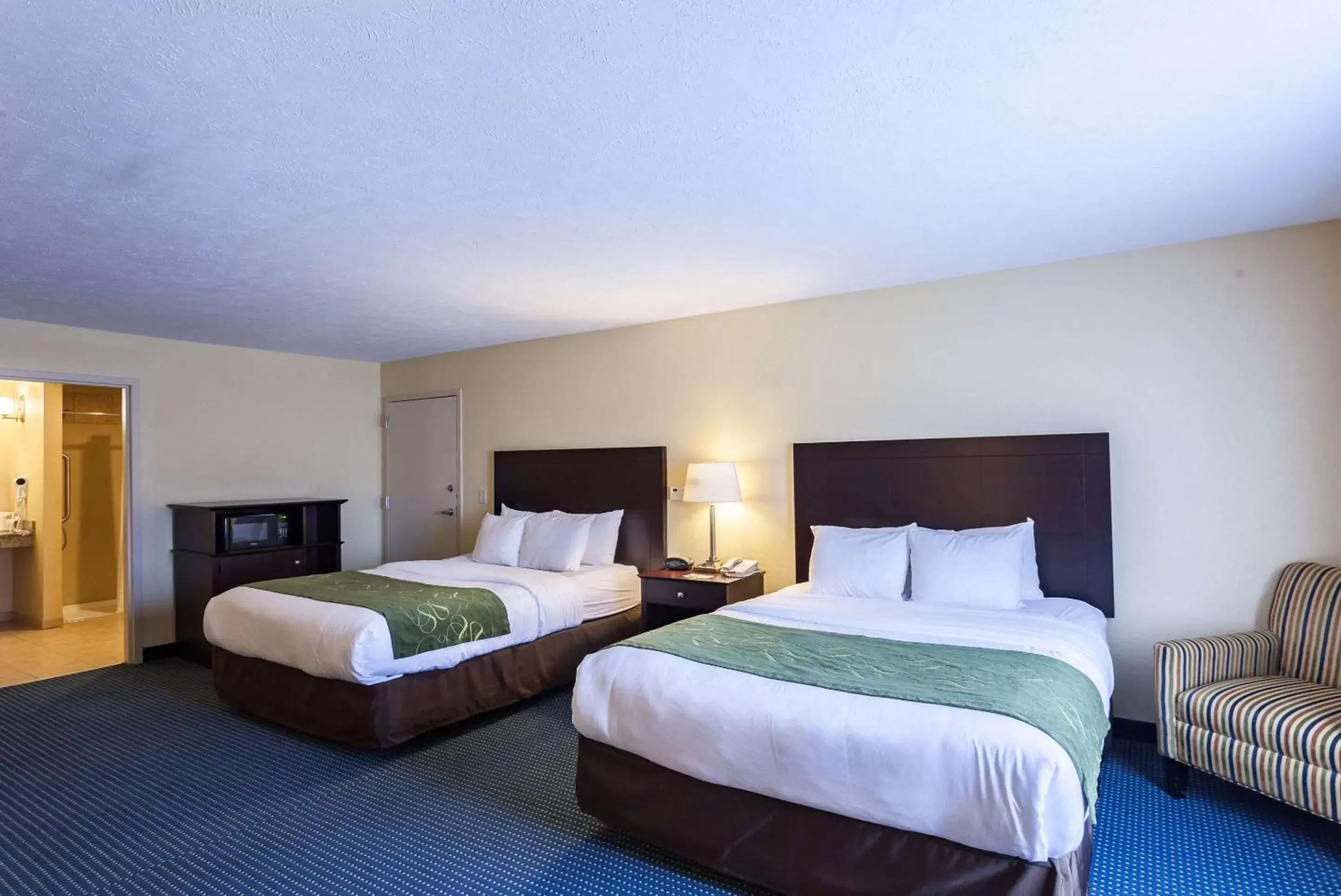 Photo of the whole room, Bed in Comfort Suites Lincoln East