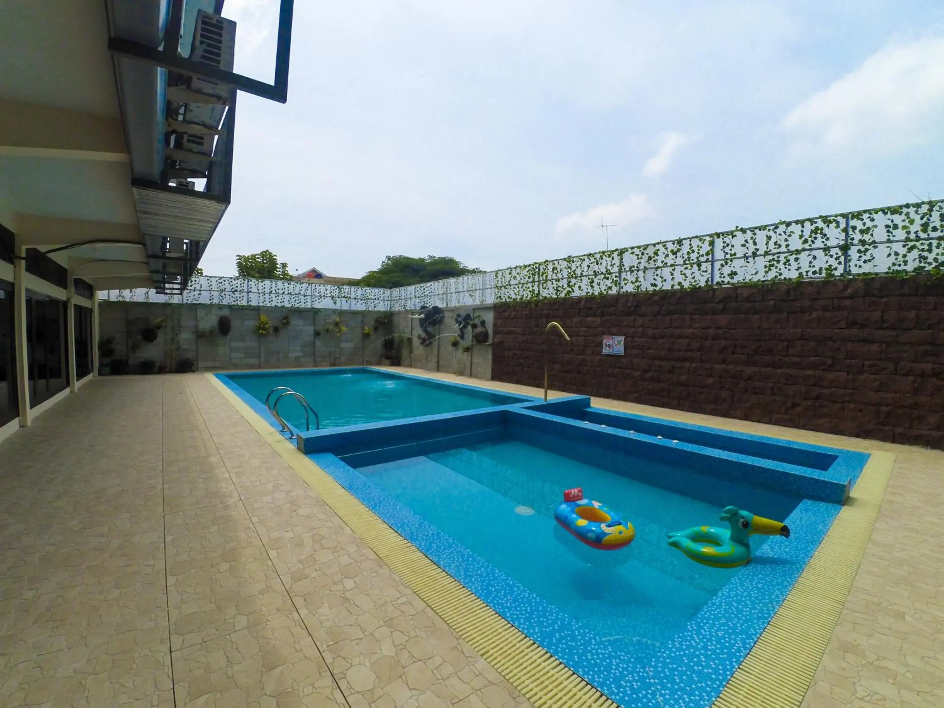 Swimming Pool in Hotel Permata Hijau Sukabumi