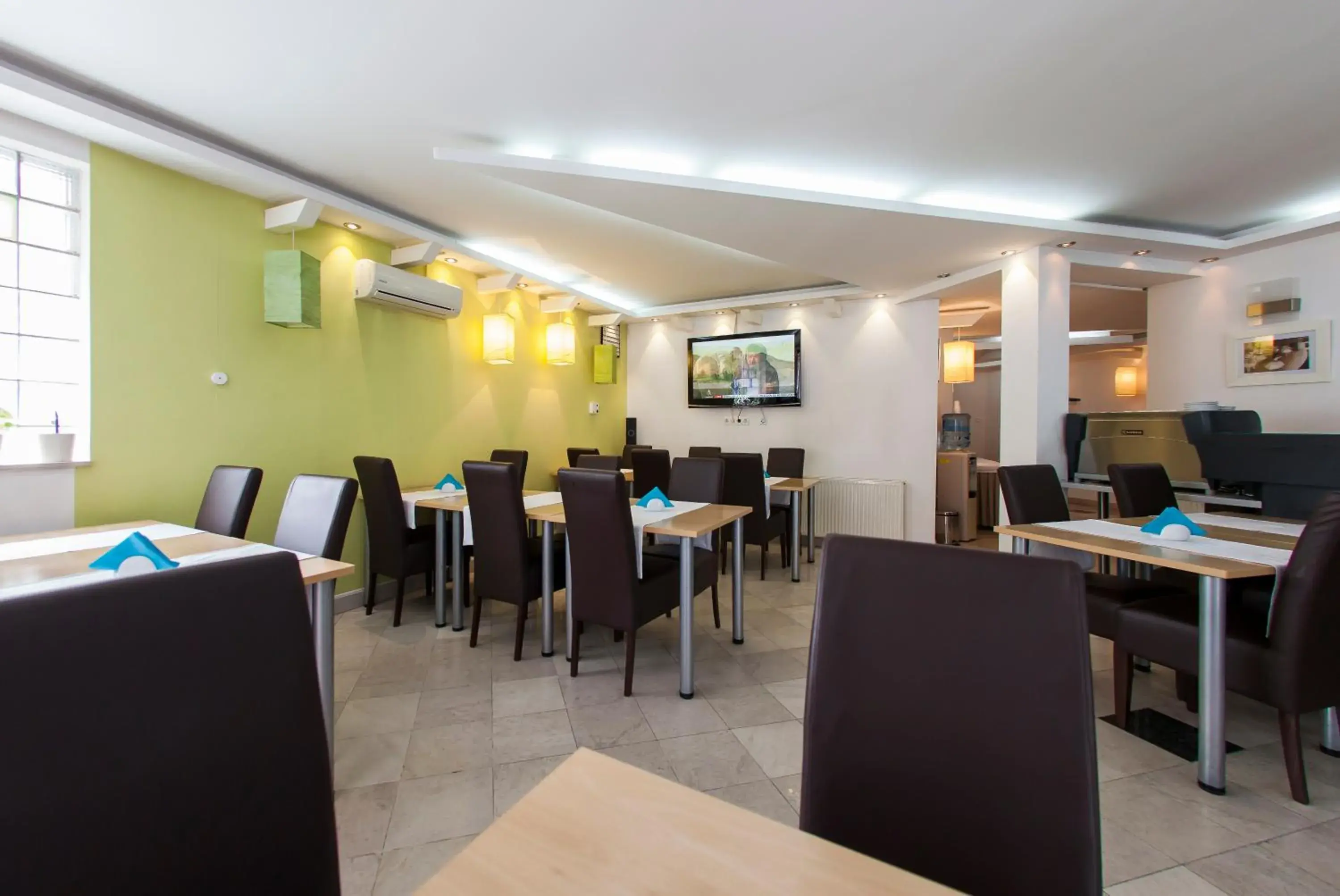Restaurant/Places to Eat in Hotel Hayat