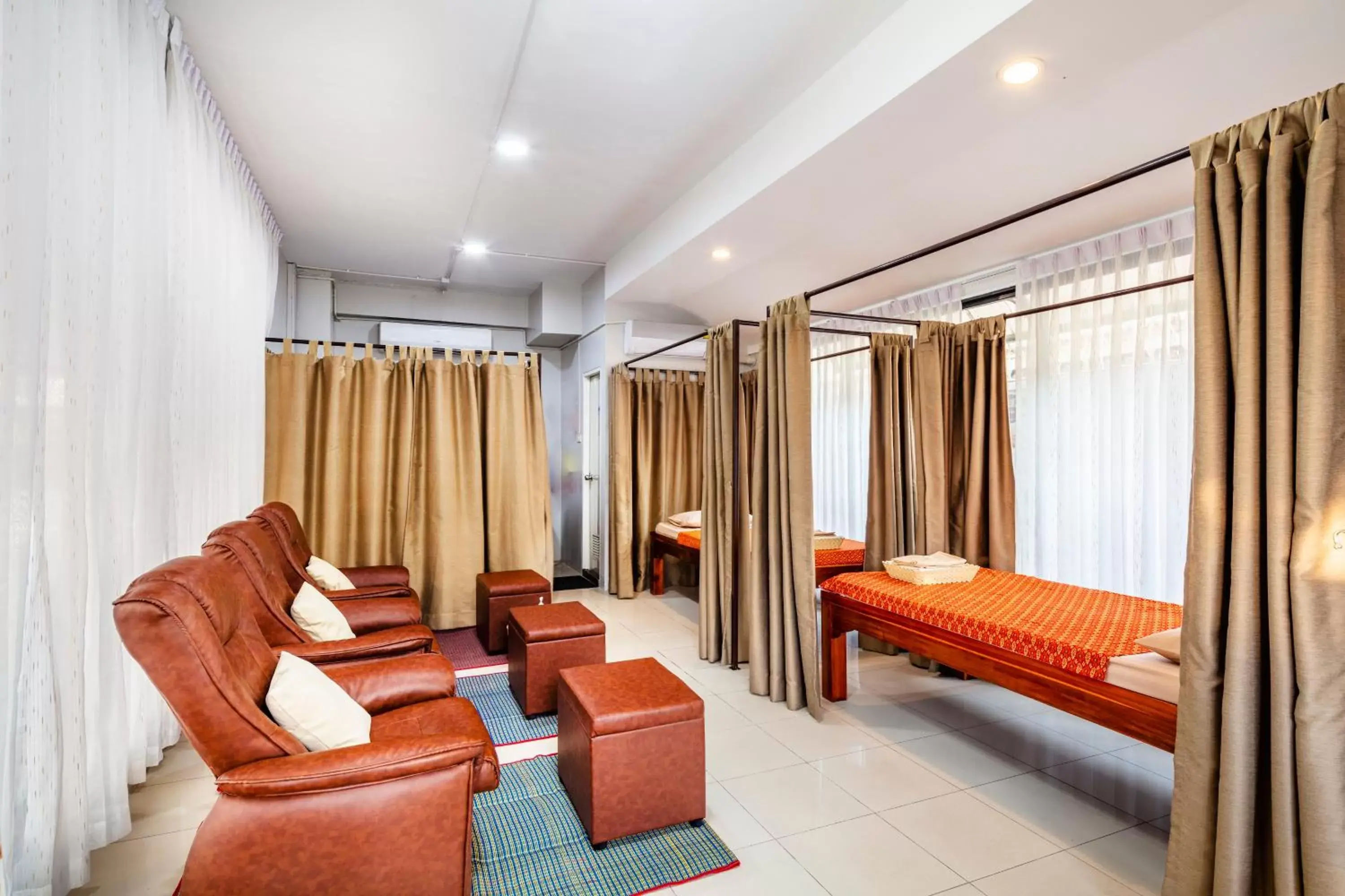 Massage, Seating Area in Livotel Hotel Hua Mak Bangkok