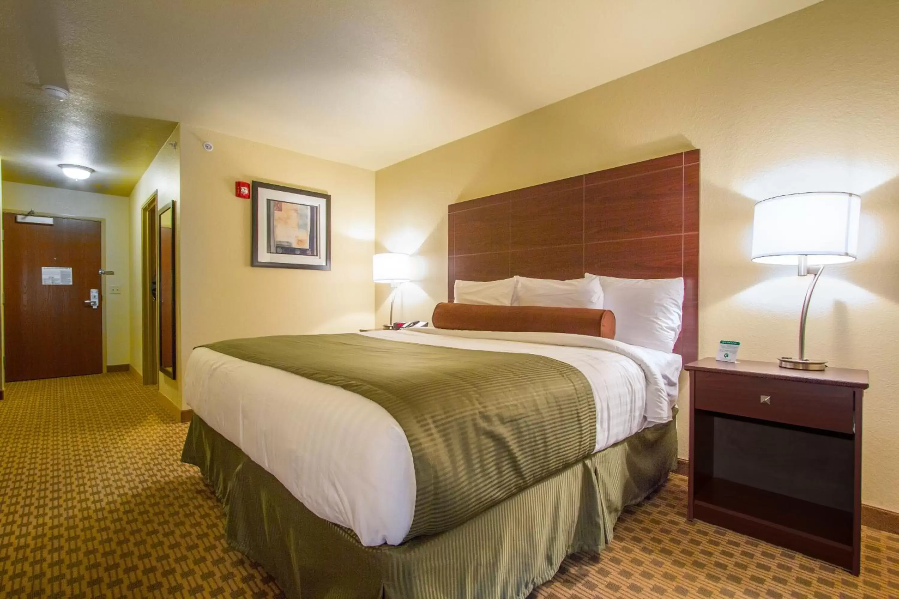 Bed in Cobblestone Inn & Suites - Corry