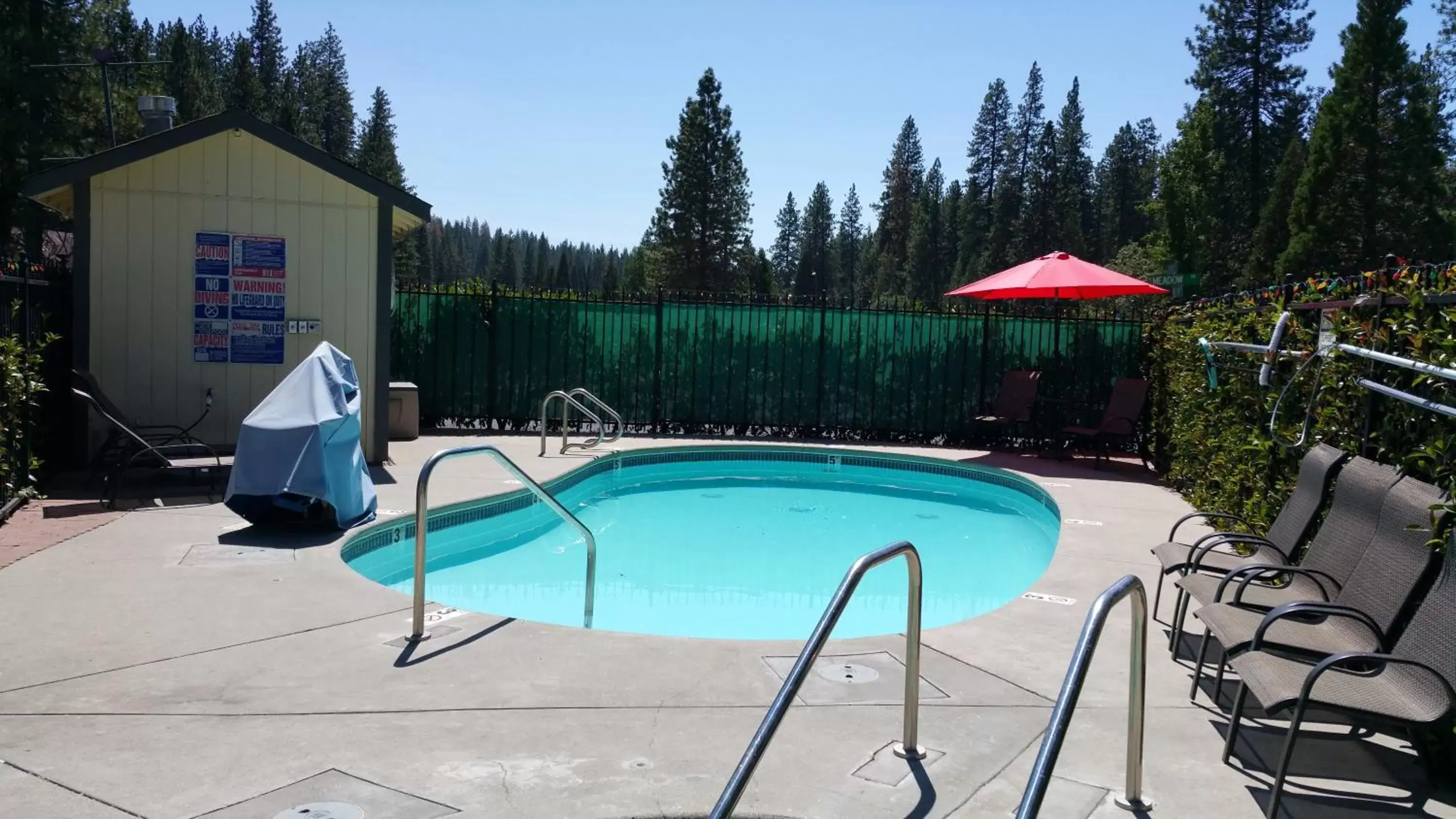 Swimming Pool in Wildwood Inn