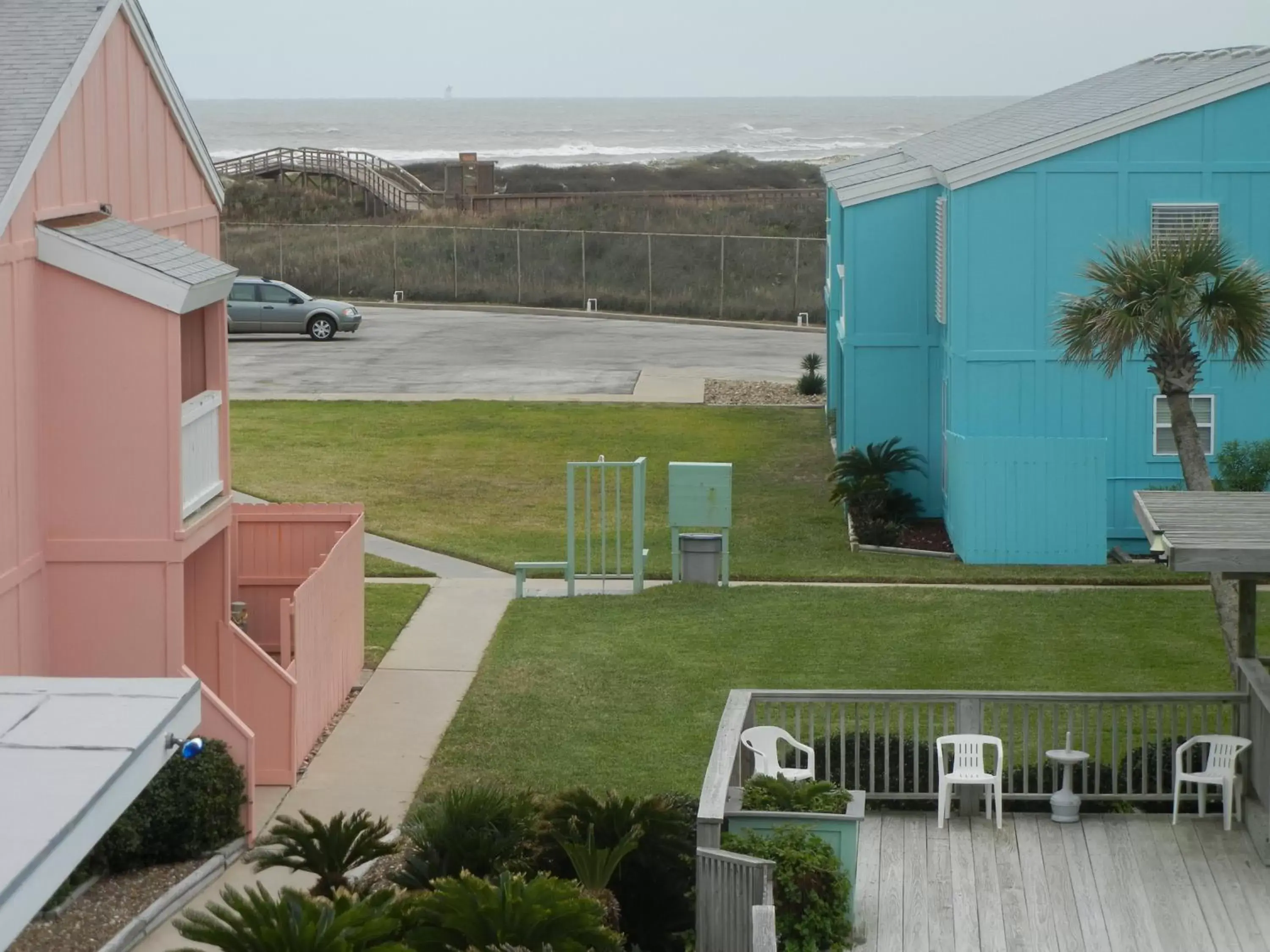 Facade/entrance in Executive Keys Condominiums on the Beach