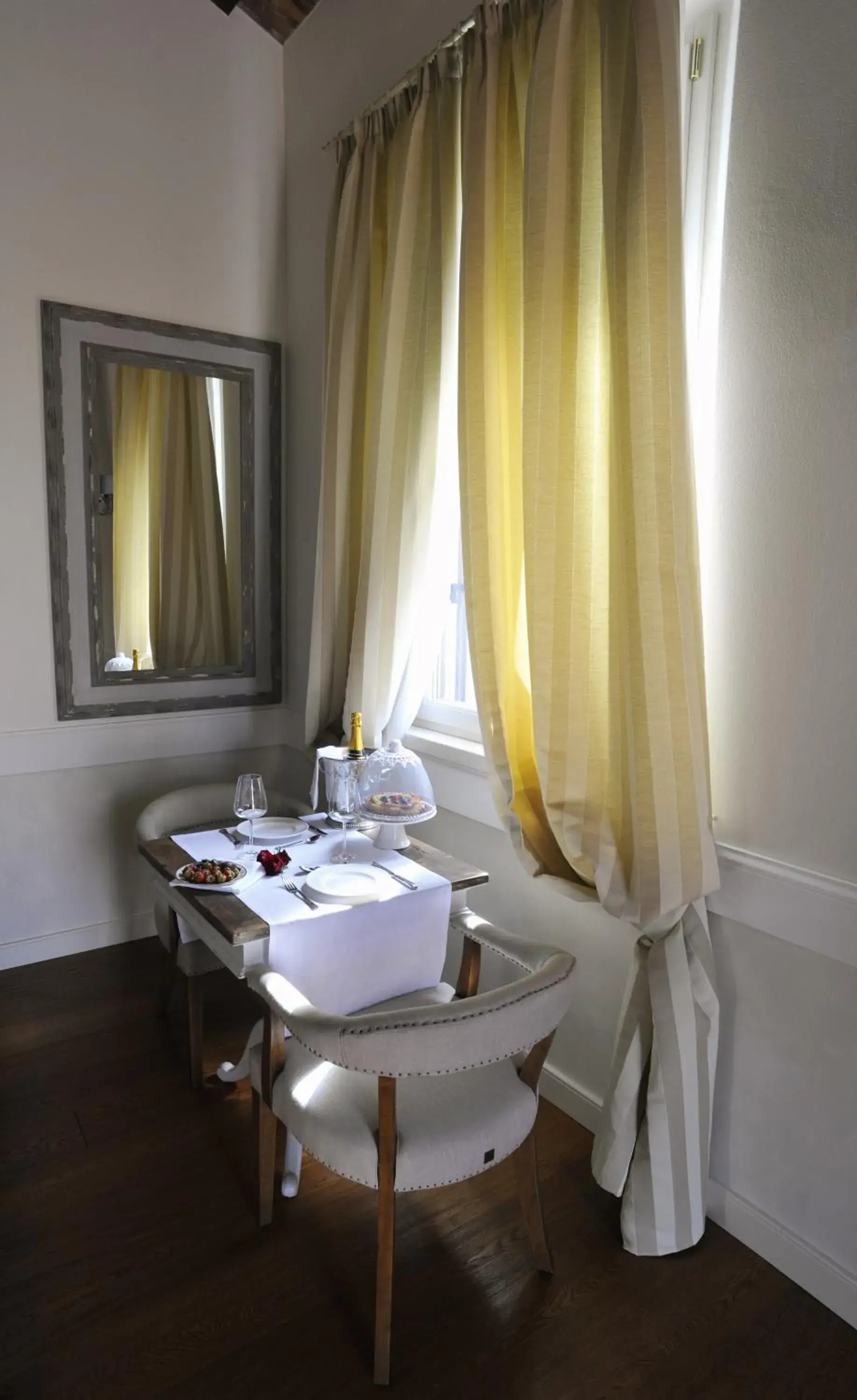 Decorative detail, Dining Area in San Giovanni relais