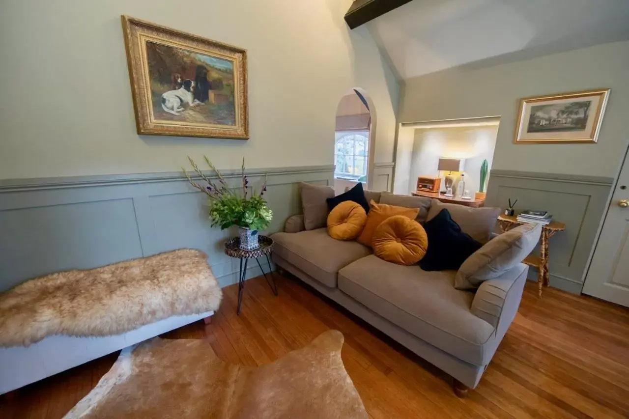 Living room, Seating Area in Burleigh Court Hotel