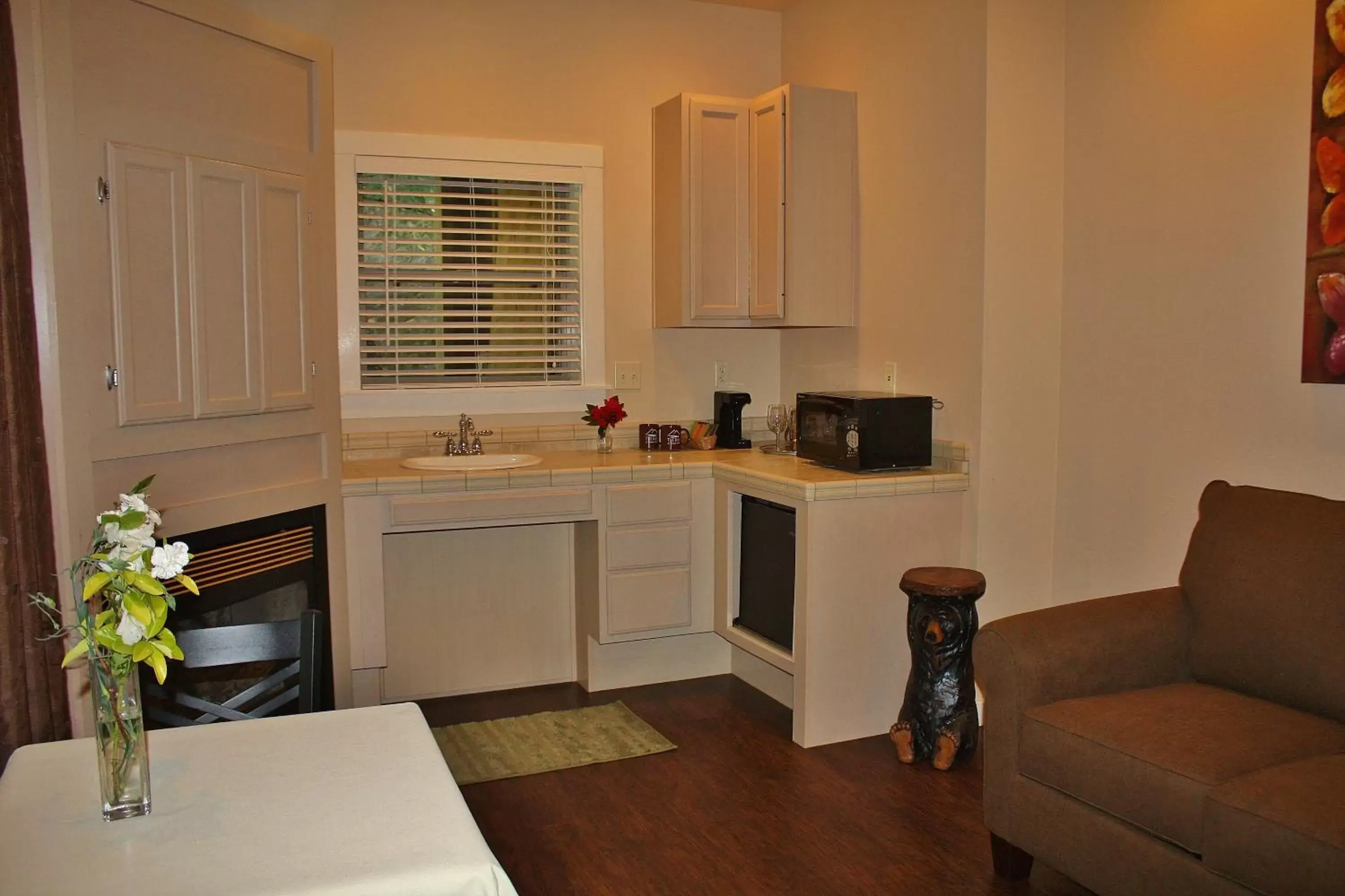 Kitchen or kitchenette, Kitchen/Kitchenette in The Inn at Shasta Lake