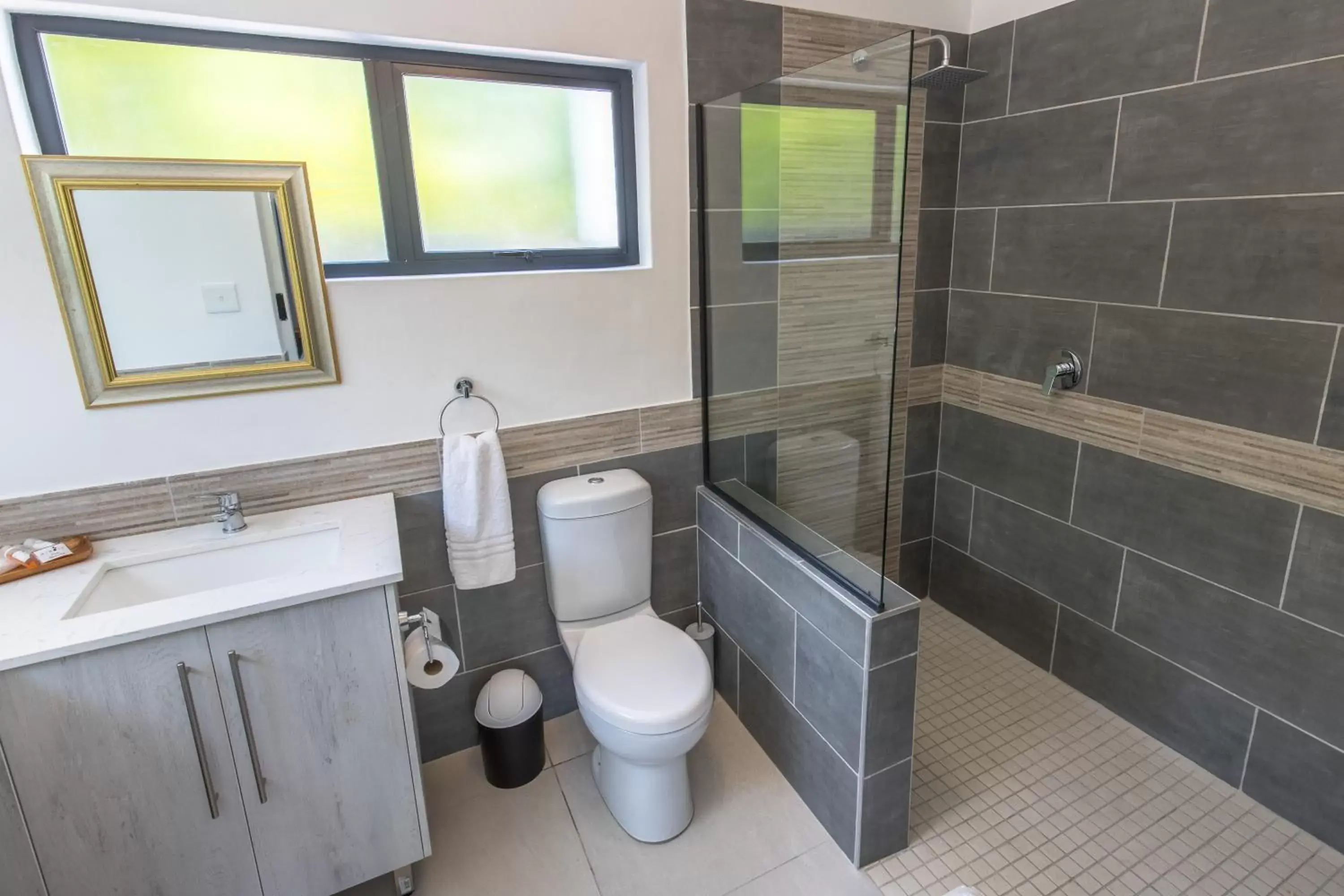 Bathroom in Mimosa Lodge Bathroom in Mimosa Lodge