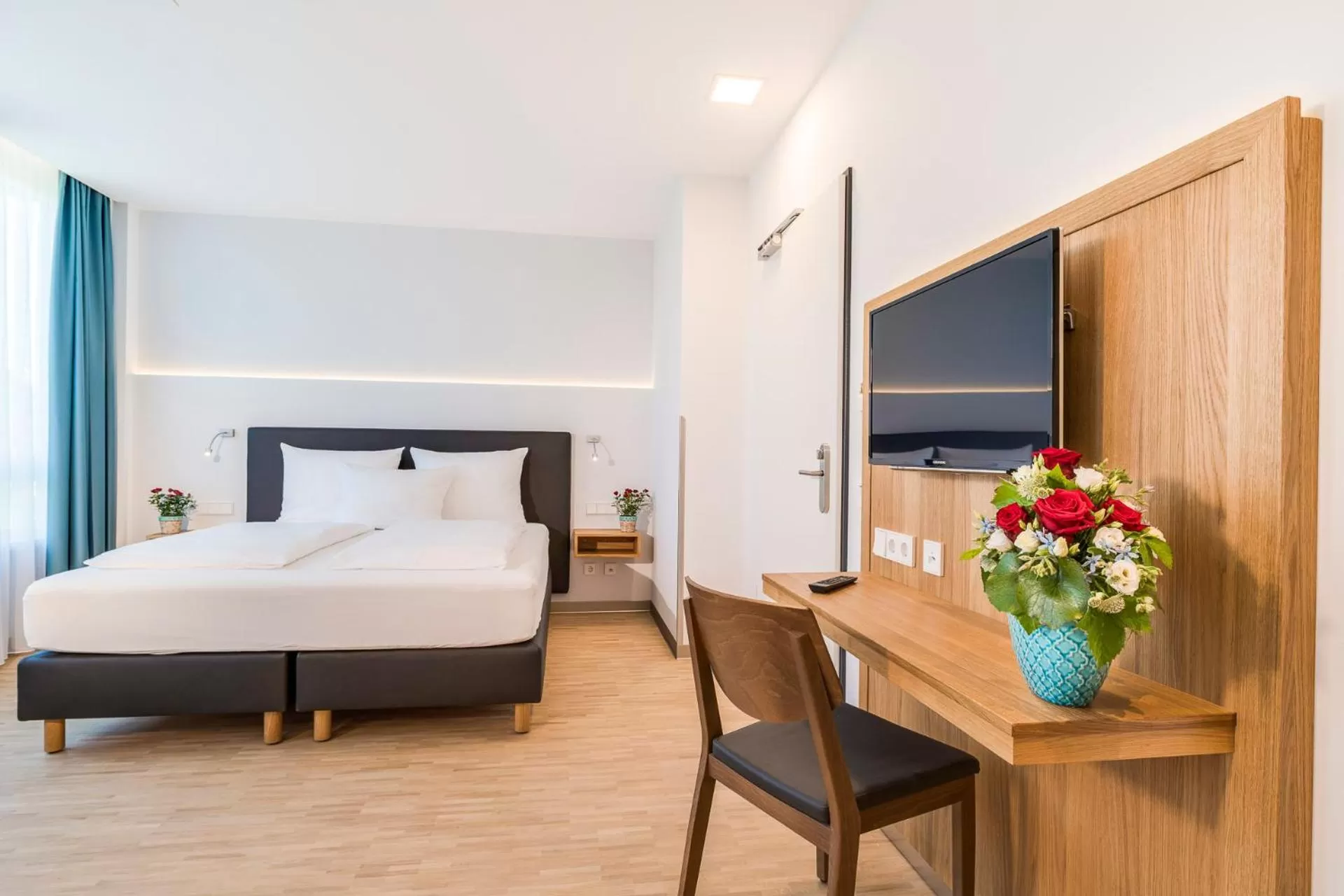 Photo of the whole room, Bed in Hotel-Etage Apfelrot managed by Hotel Apfelbaum