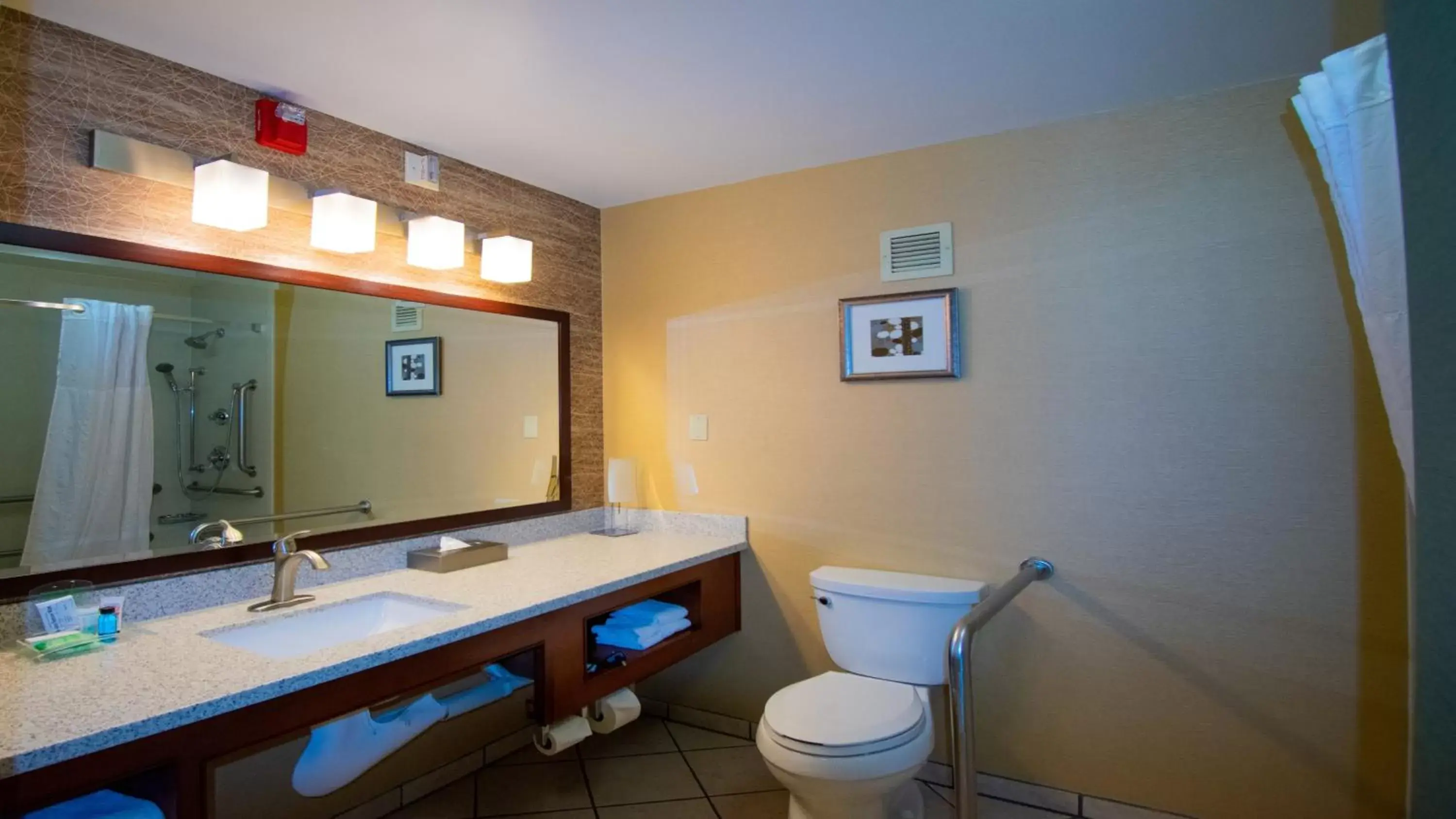 Photo of the whole room, Bathroom in Holiday Inn Cody at Buffalo Bill Village, an IHG Hotel