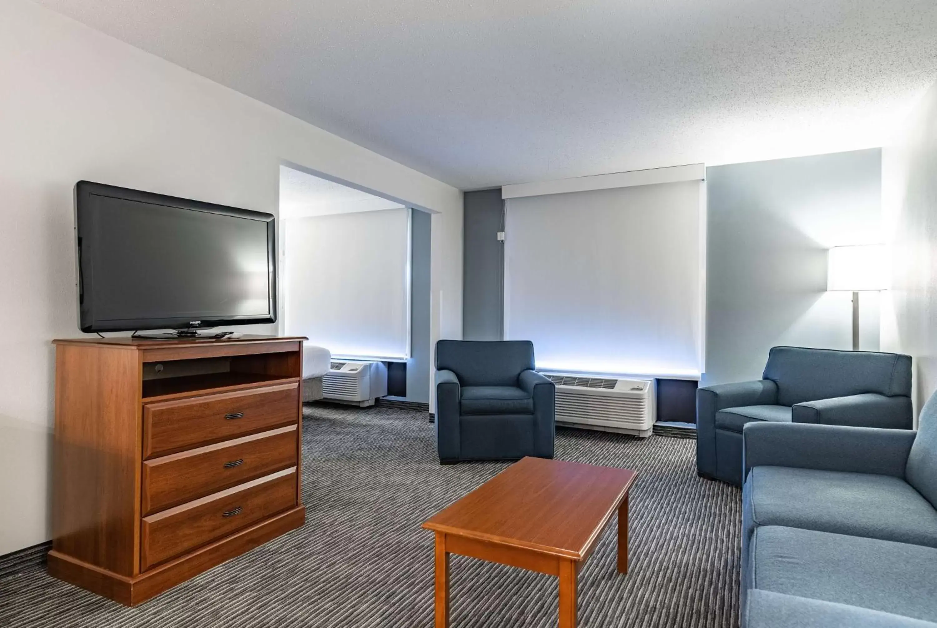 Photo of the whole room, Seating Area in Wingate by Wyndham Parkersburg - Vienna