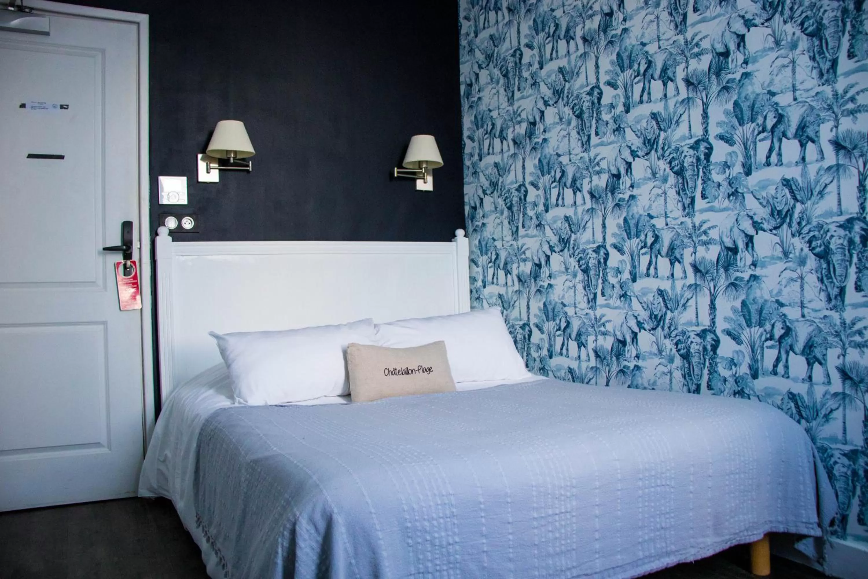 Bed in Hôtel Restaurant L'Atelier des Cousins