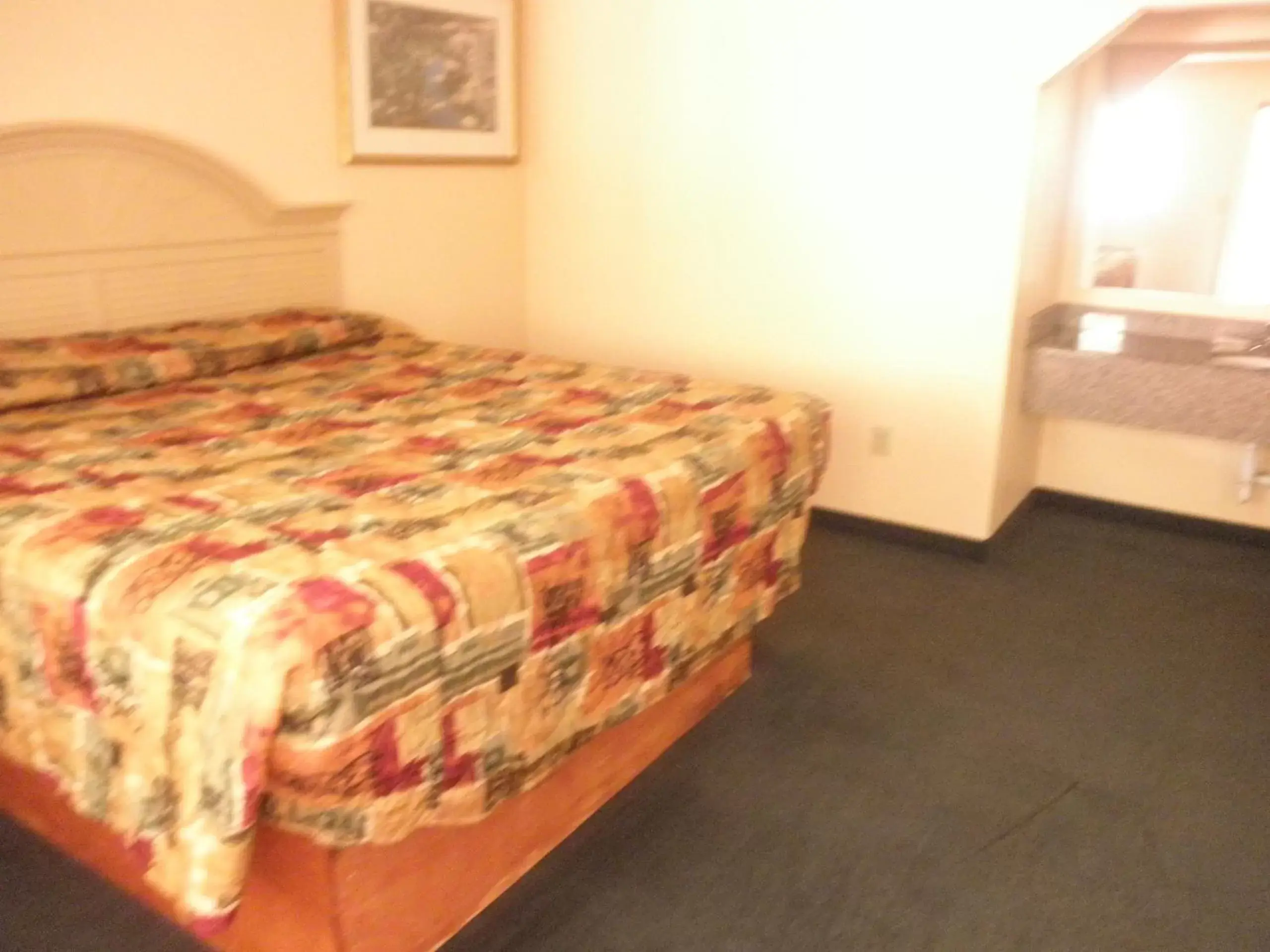 Bed in Rodeway Inn & Suites East