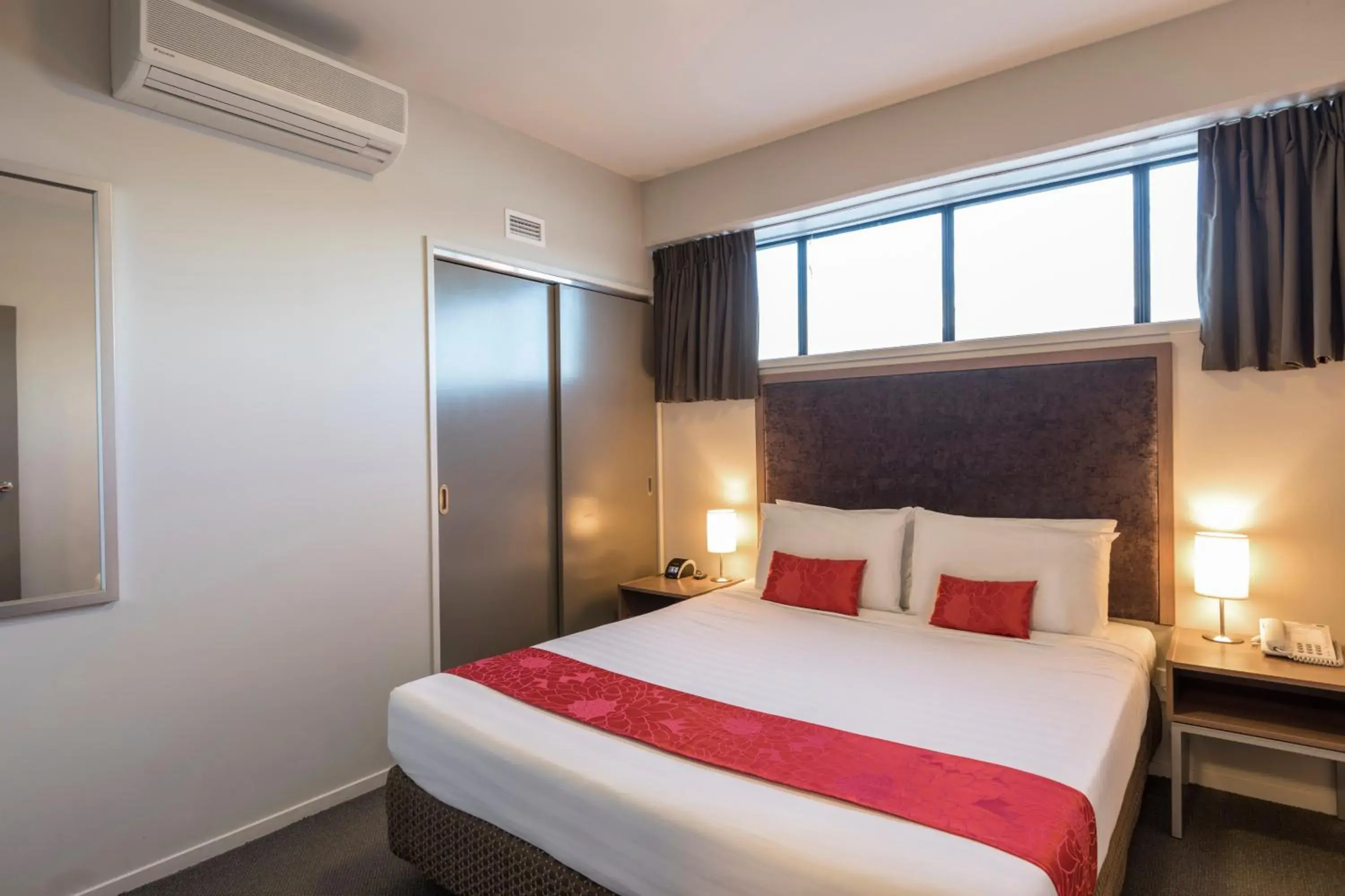 Bedroom, Bed in Quality Suites Central Square Bedroom, Bed in Quality Suites Central Square