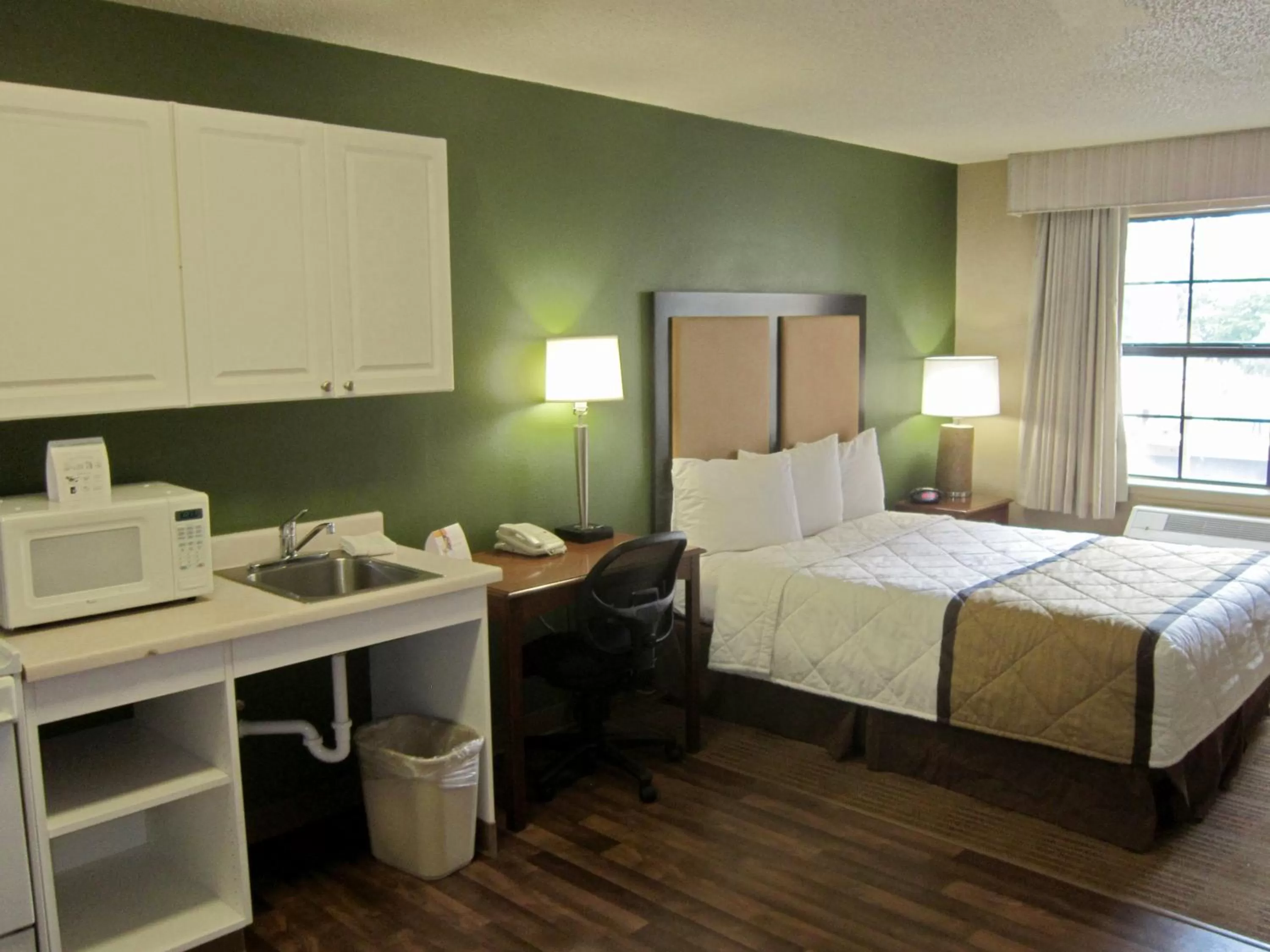 Kitchen or kitchenette, Bed in Extended Stay America Suites - Fayetteville - Fort Bragg