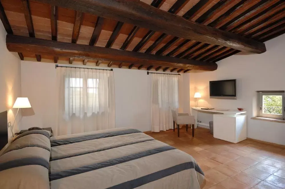 Communal lounge/ TV room, Bed in Locanda Della Picca