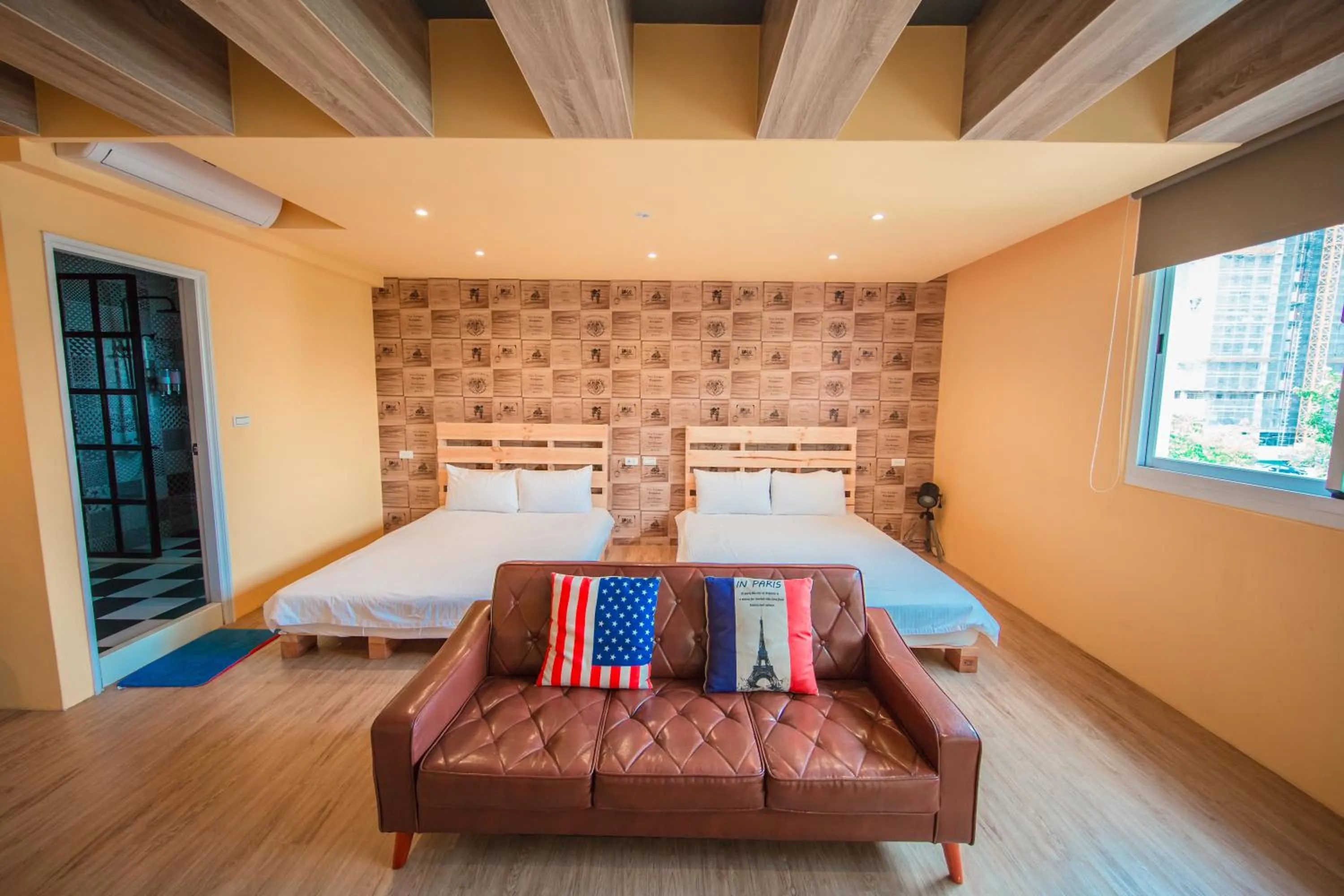 Photo of the whole room, Bed in Urban