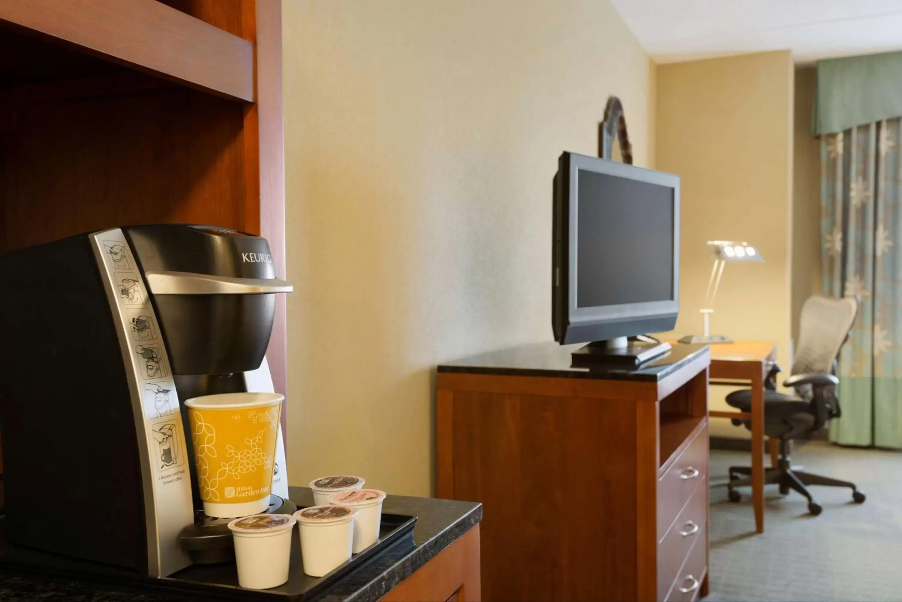 Kitchen or kitchenette, TV/Entertainment Center in Hilton Garden Inn Palm Coast Town Center