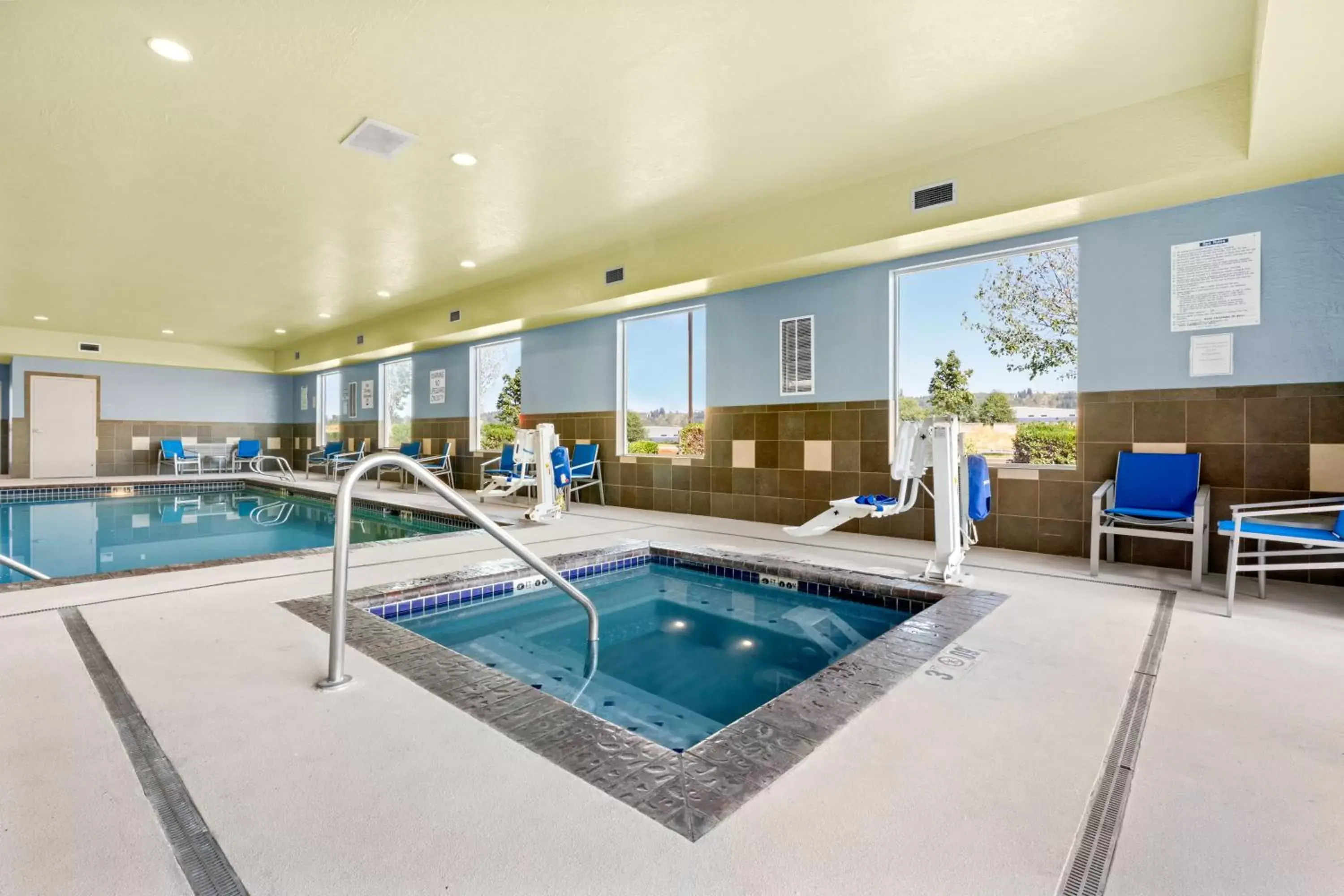 Swimming Pool in Holiday Inn Express and Suites Sumner, an IHG Hotel