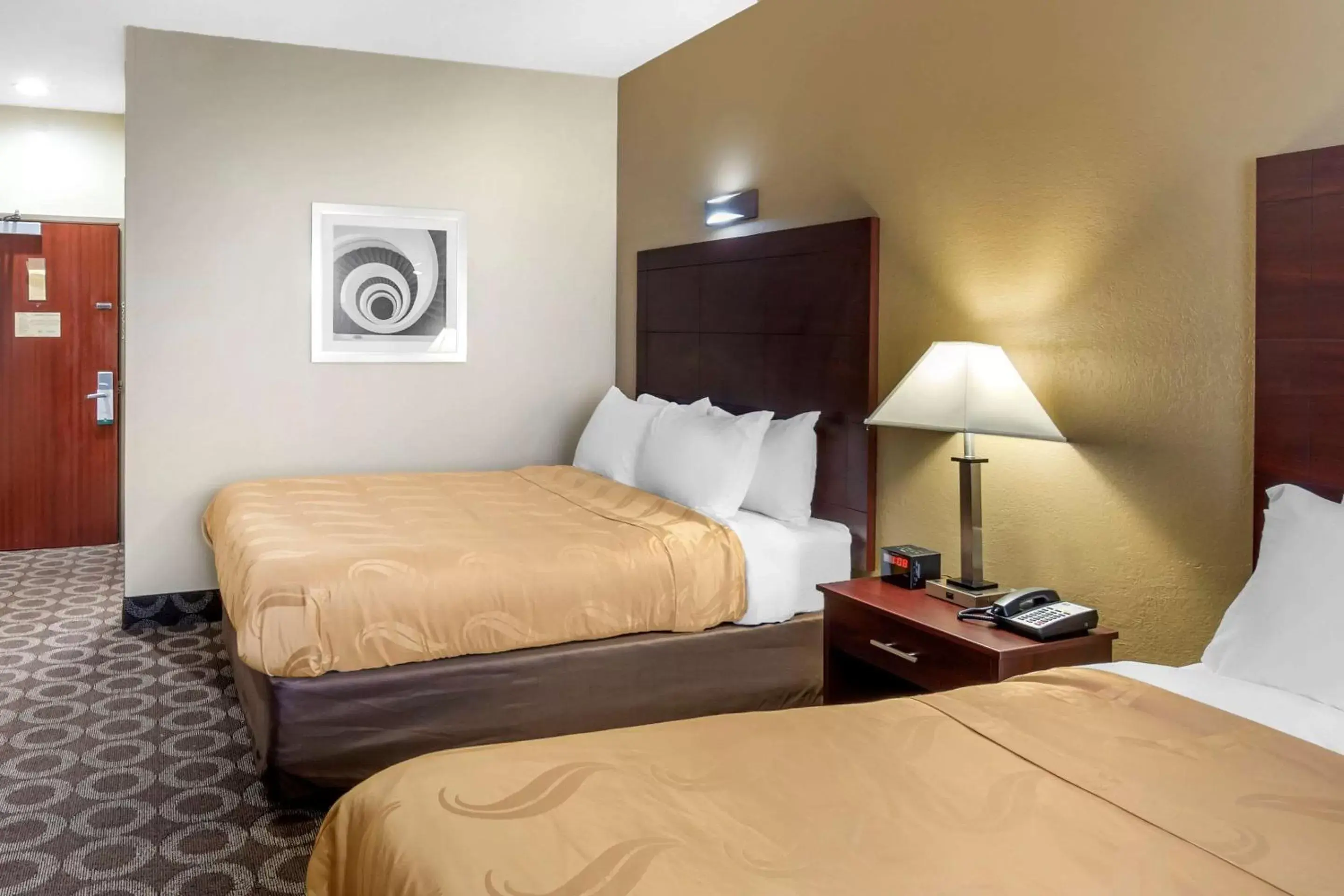 Photo of the whole room, Bed in Quality Inn Overland Park Kansas City