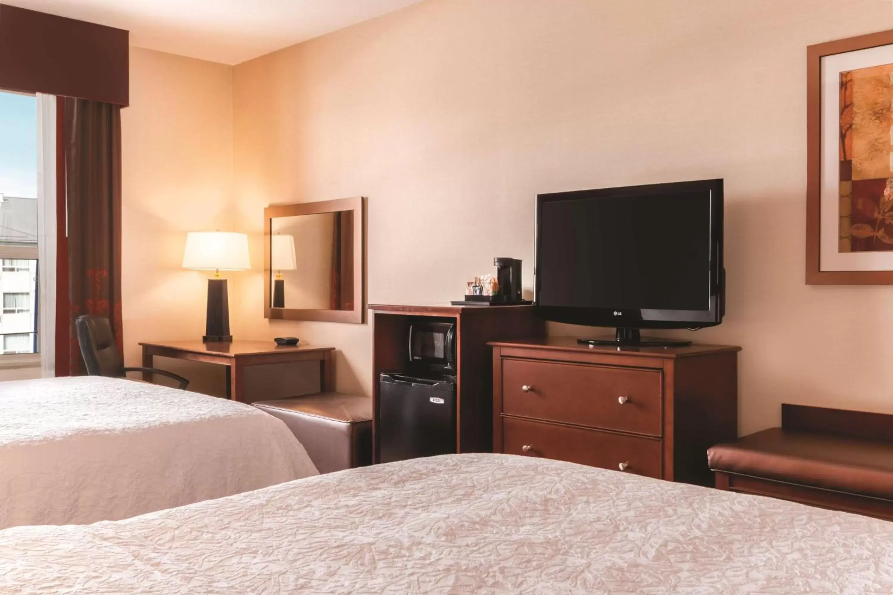 Bedroom, TV/Entertainment Center in Hampton Inn by Hilton Edmonton South