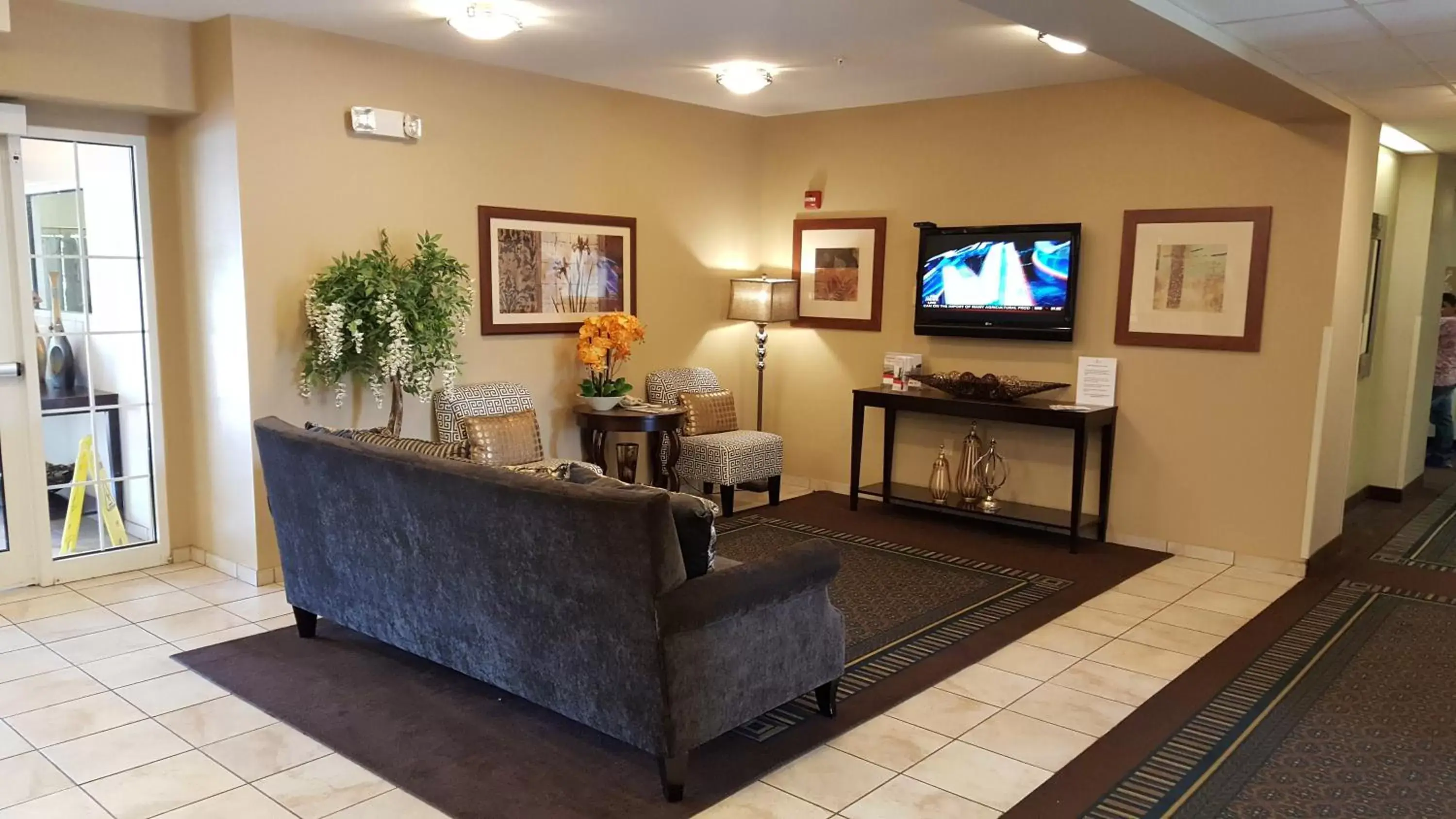 Property building, TV/Entertainment Center in Candlewood Suites Hot Springs, an IHG Hotel