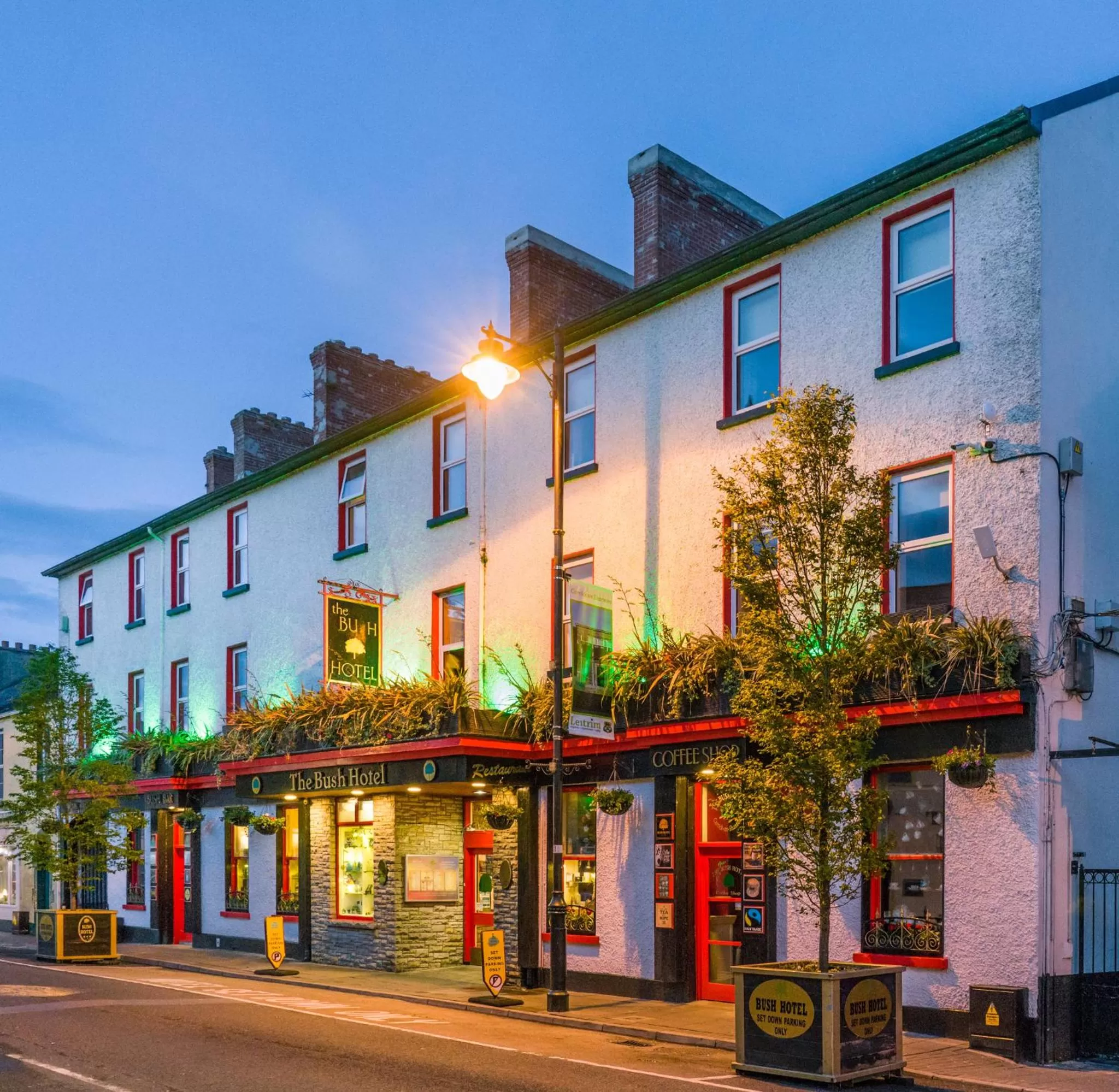 Facade/entrance in Bush Hotel