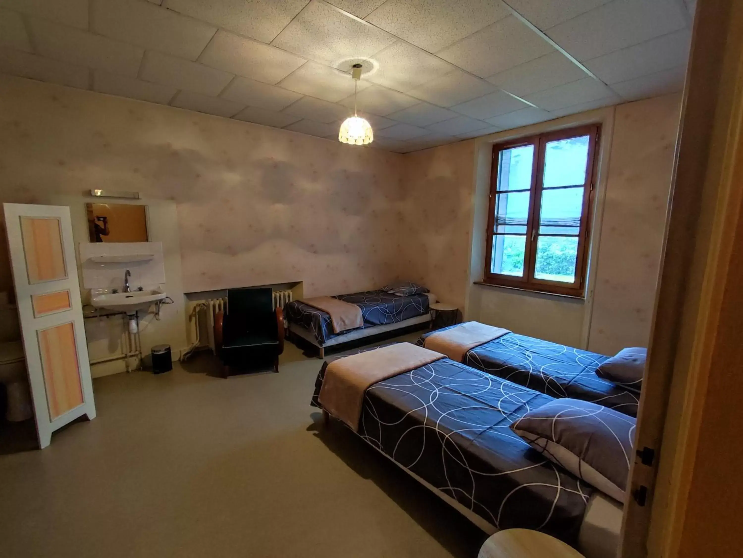 Bedroom in Gîte d'étape et de groupe du Clos Saint Roch