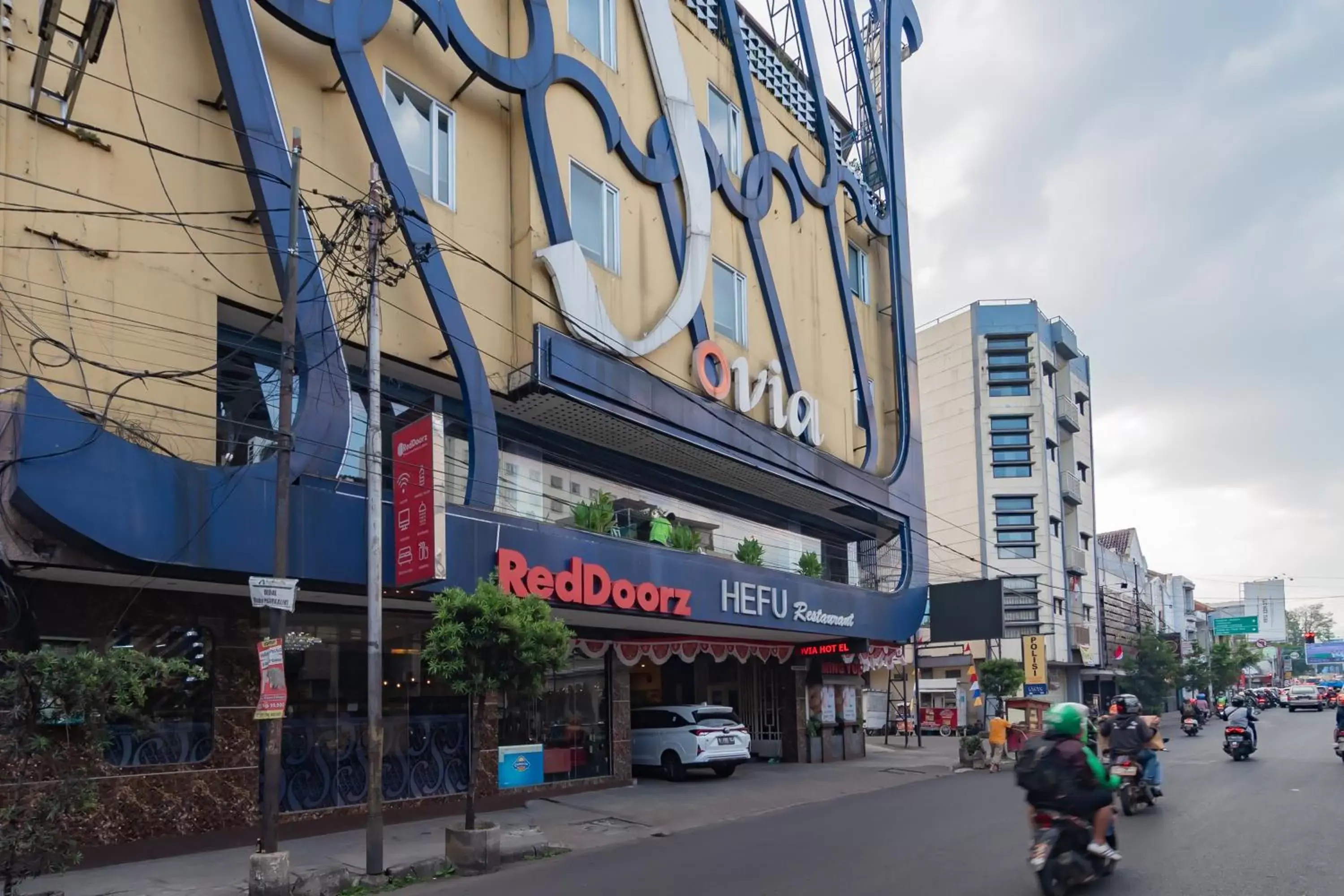 Property logo or sign in RedDoorz Premium near Bandung Station